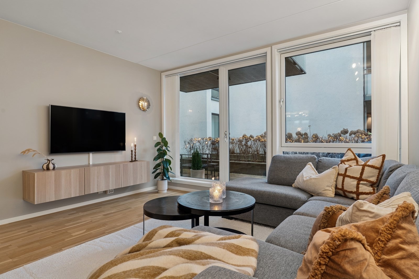 Praktisk planløsning som inneholder entré, stue, kjøkken, bad, vaskerom, to soverom og en innvendig bod. Galleribilde