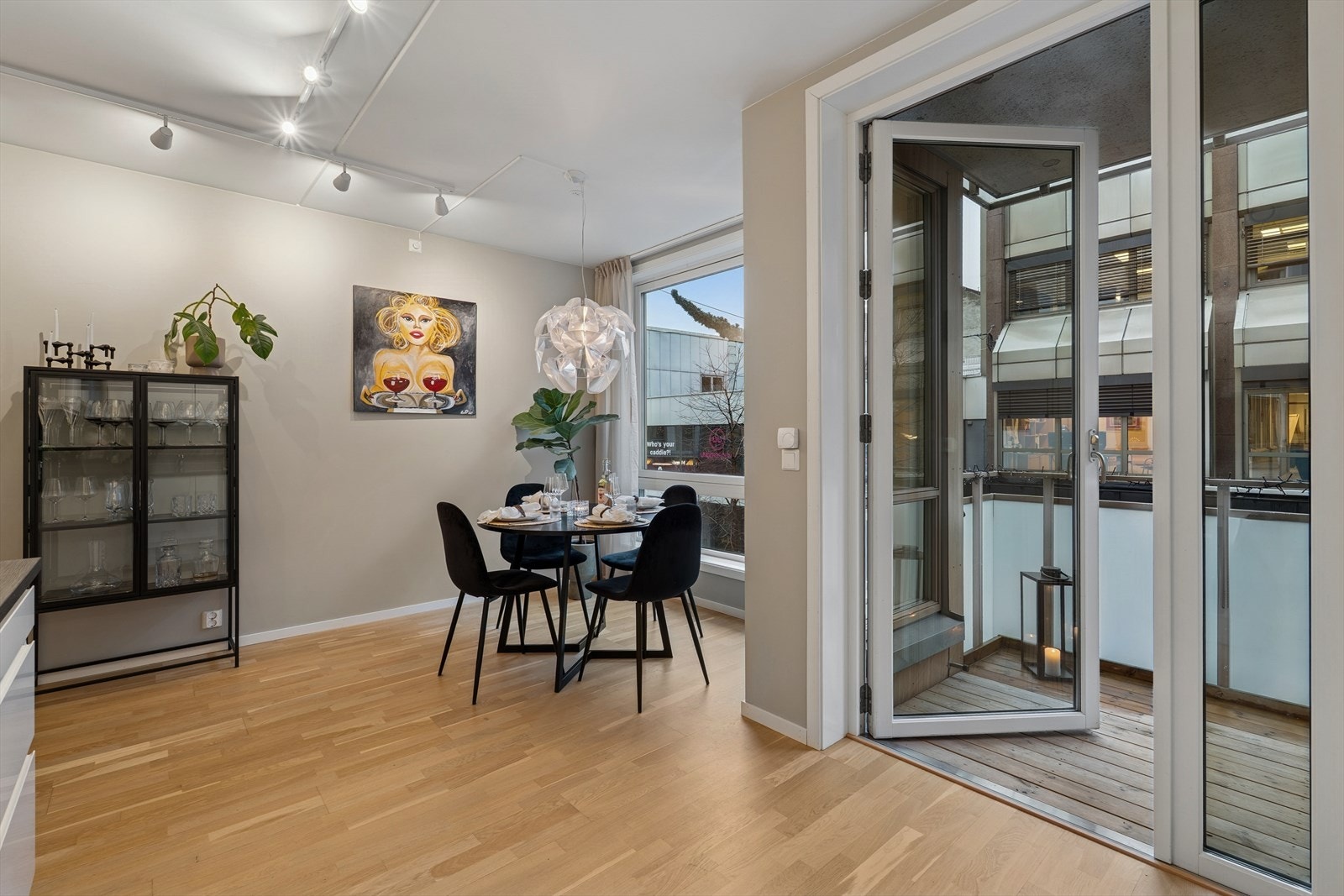 Fra kjøkkenet er det utgang til en koselig balkong. Galleribilde