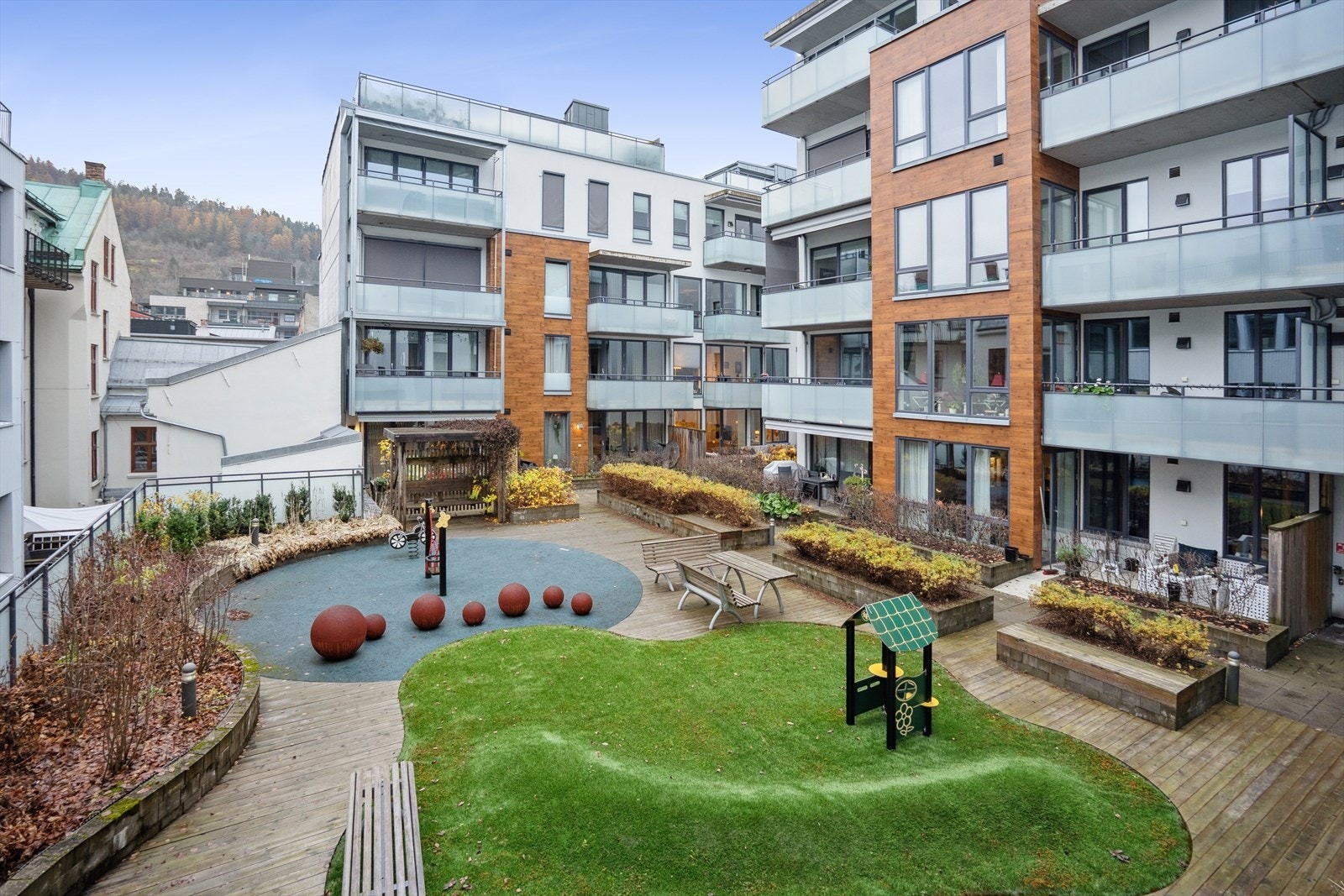 Atriumet er en rolig og grønn oase som er pent opparbeidet med heller, kunstgress og beplantninger. Galleribilde