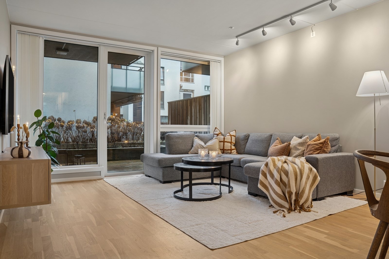 Lys og trivelig stue med store vindusflater. Galleribilde