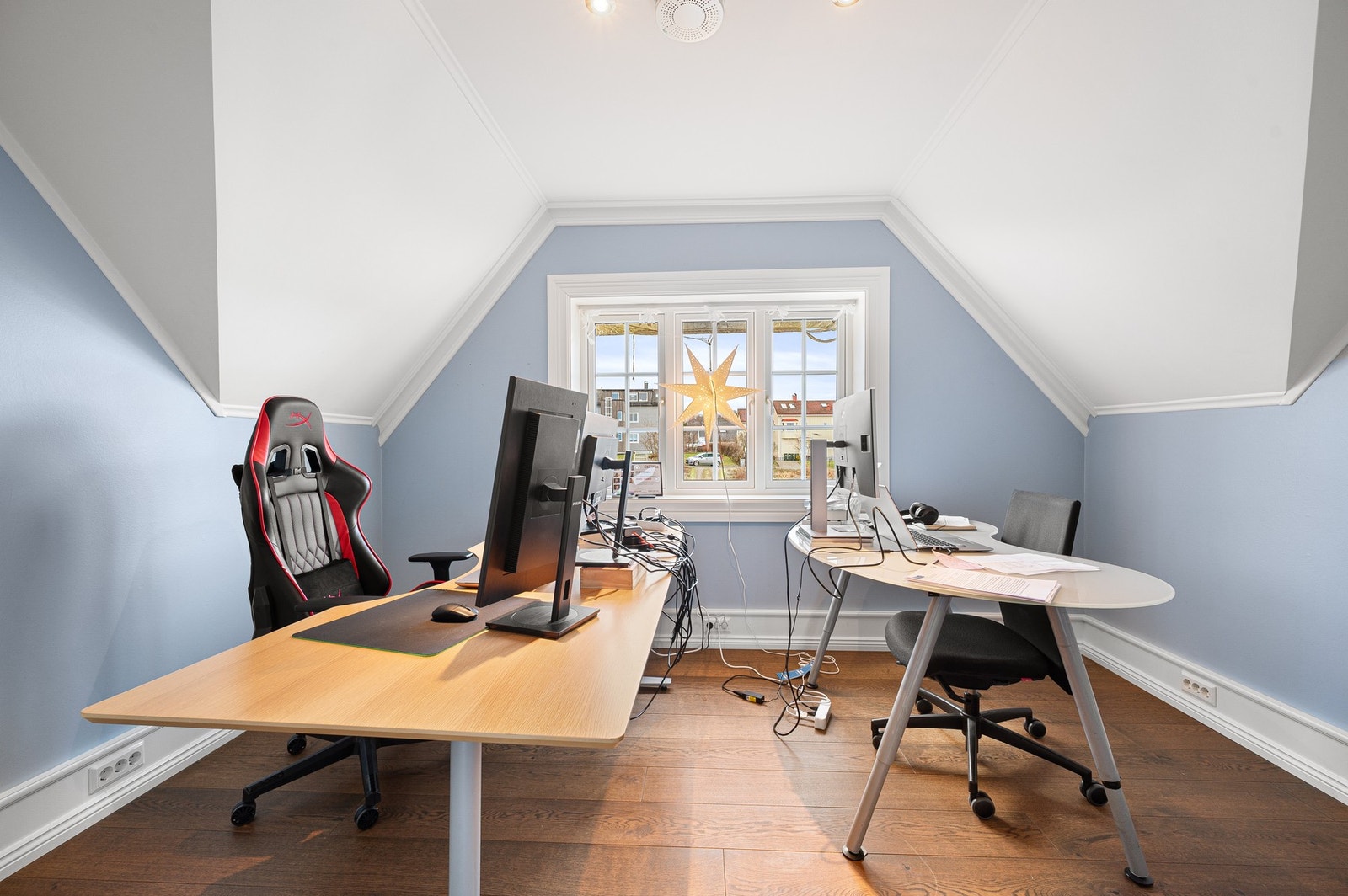 Fleksibelt rom med vindu mot hagen som egner seg godt som kontor, gjesterom eller soverom. Galleribilde