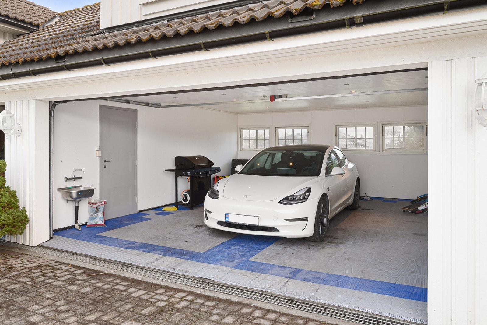 Stor dobbelgarasje med god takhøyde og plass til både biler og lagring. Galleribilde