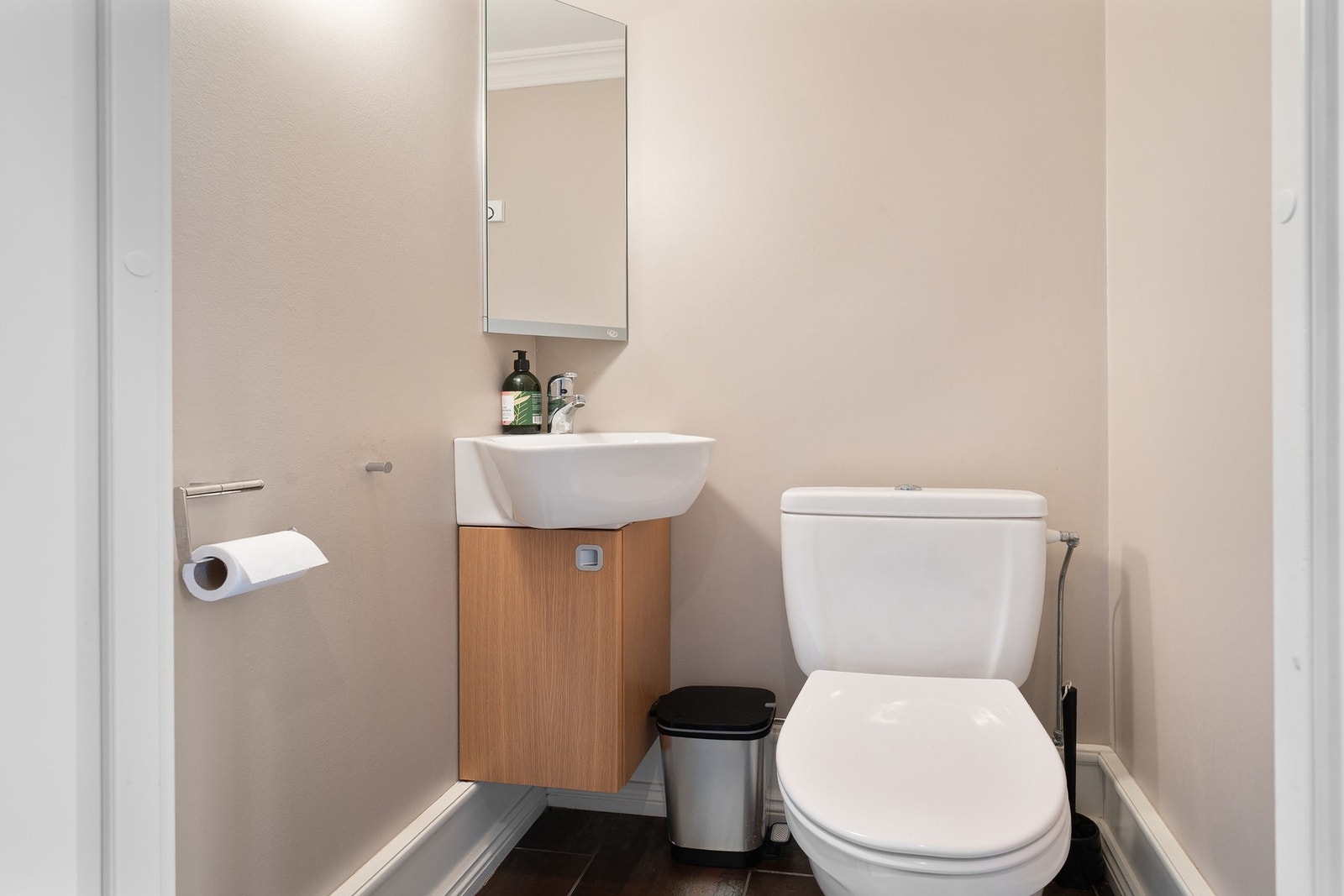 Praktisk gjestetoalett i første etasje. Galleribilde