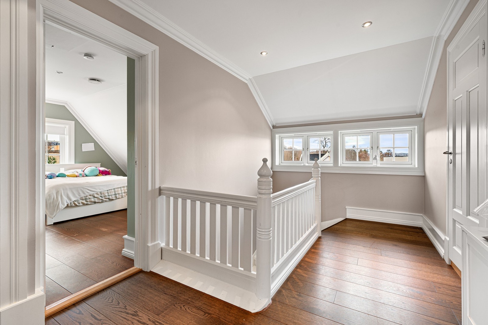 Lys og luftig gang i 2. etasje med god romfølelse og adkomst til soverom. Galleribilde