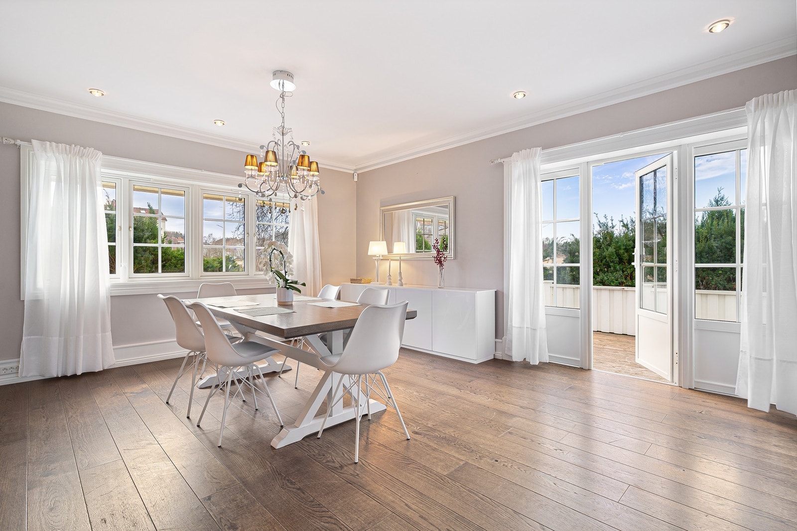 Fra spisestuen har man direkte utgang til uteplassen. Galleribilde