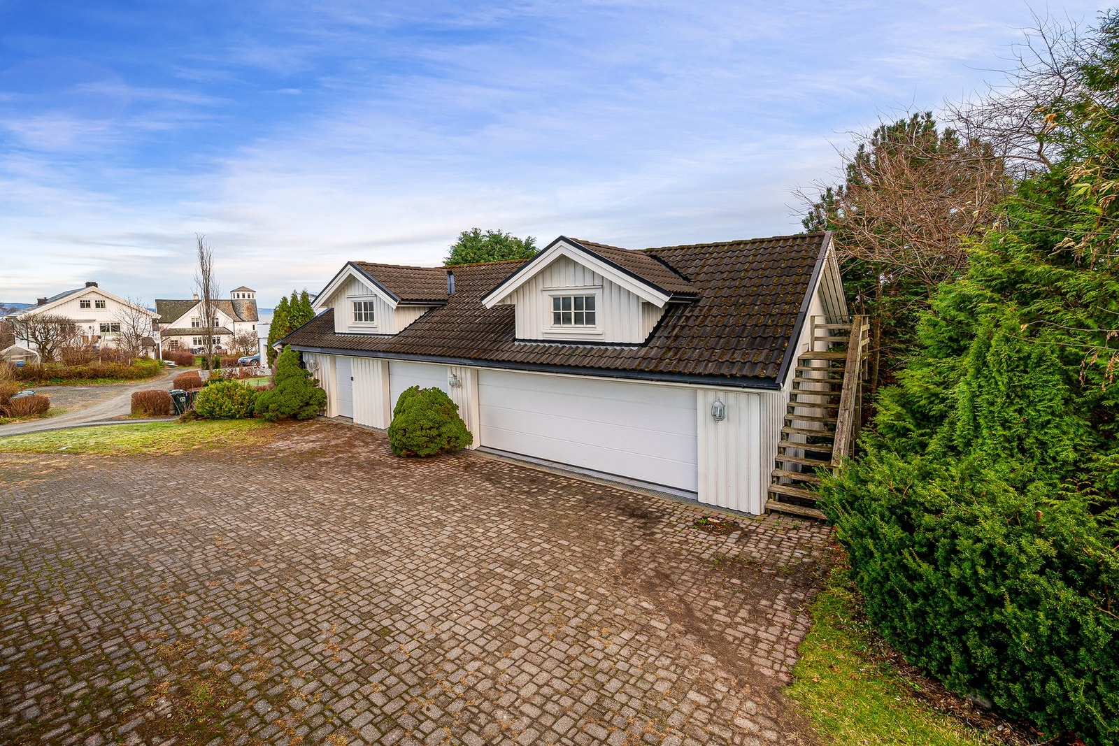 Stor dobbeltgarasje på hele 83 kvadratmeter med god plass til parkering og oppbevaring. Galleribilde