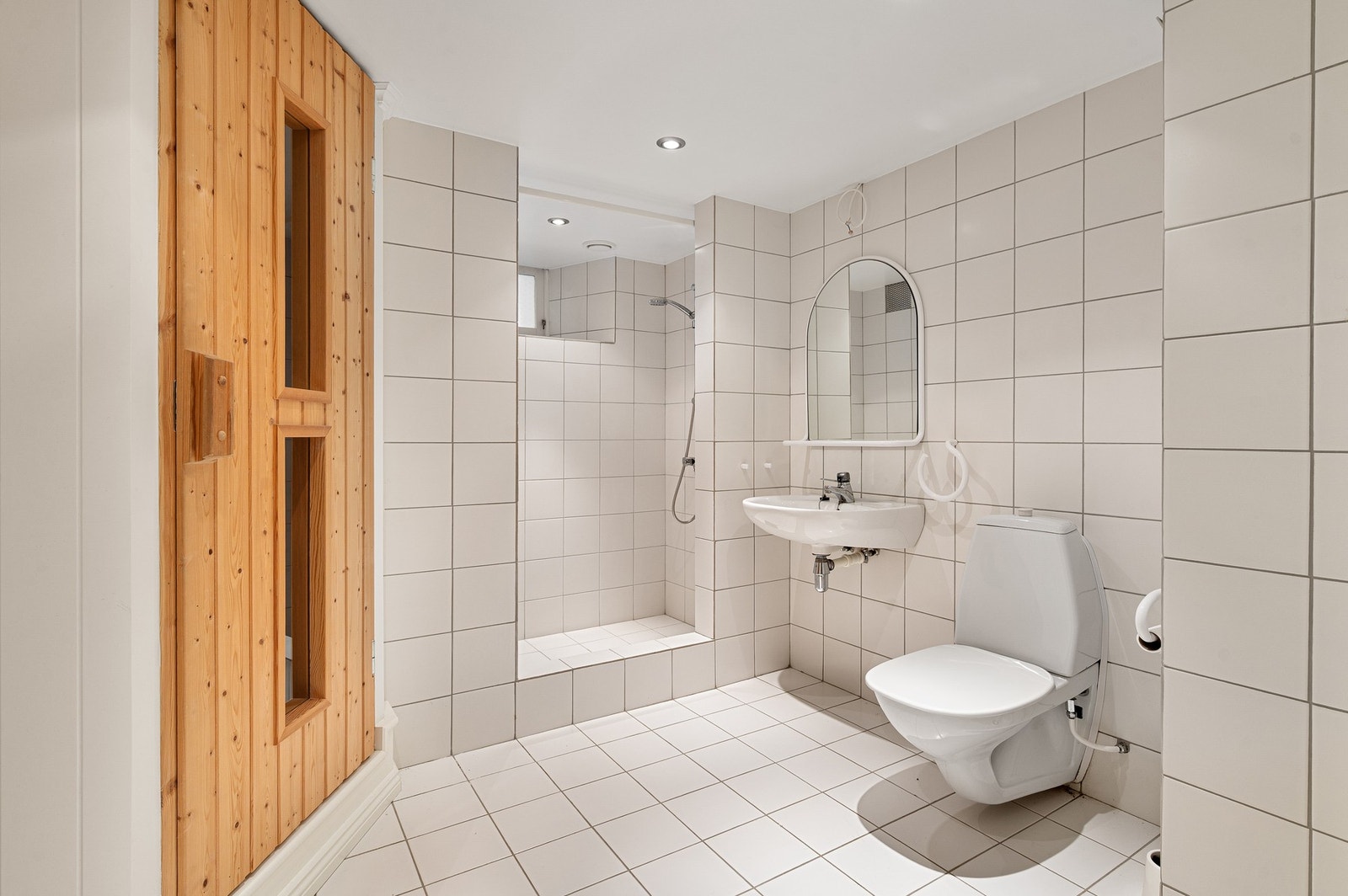 Praktisk bad i kjelleren med dusj, WC og tilgang til badstue. Galleribilde