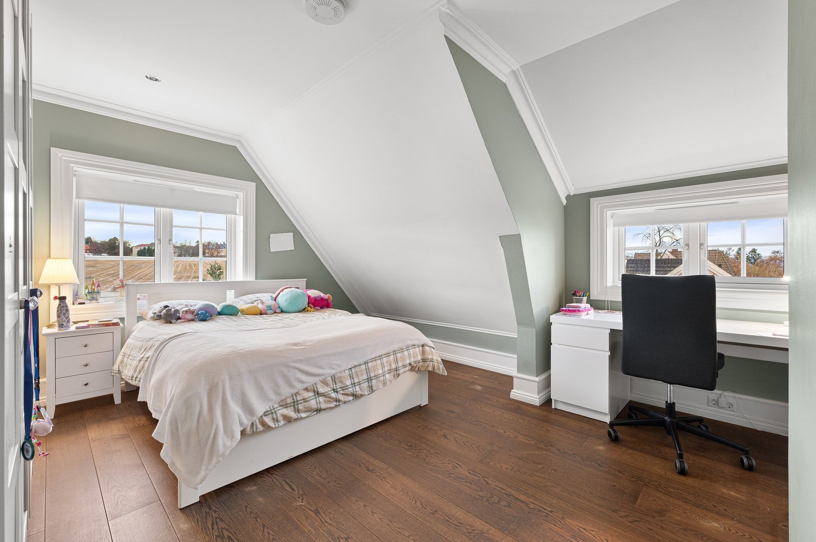 Lyst soverom med god plass til både seng og kontorplass. Galleribilde