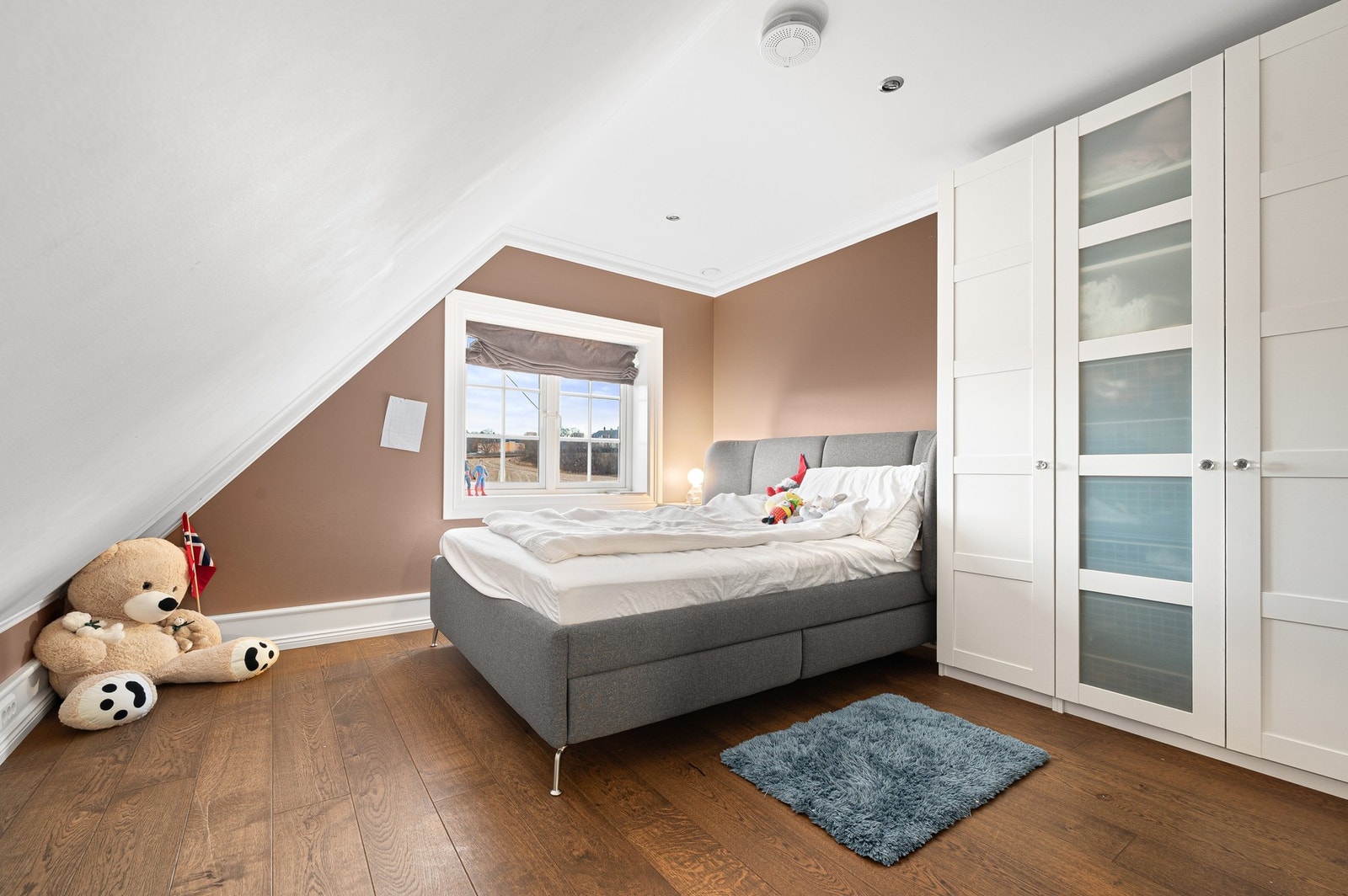 Pent soverom med plass til stor seng og praktisk oppbevaring i garderobeskap. Galleribilde