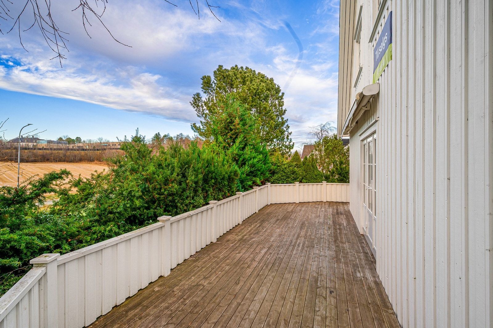 Boligen har en terrasse på totalt 64,5 kvadratmeter som er ypperlig å benytte i sommerhalvåret. Galleribilde