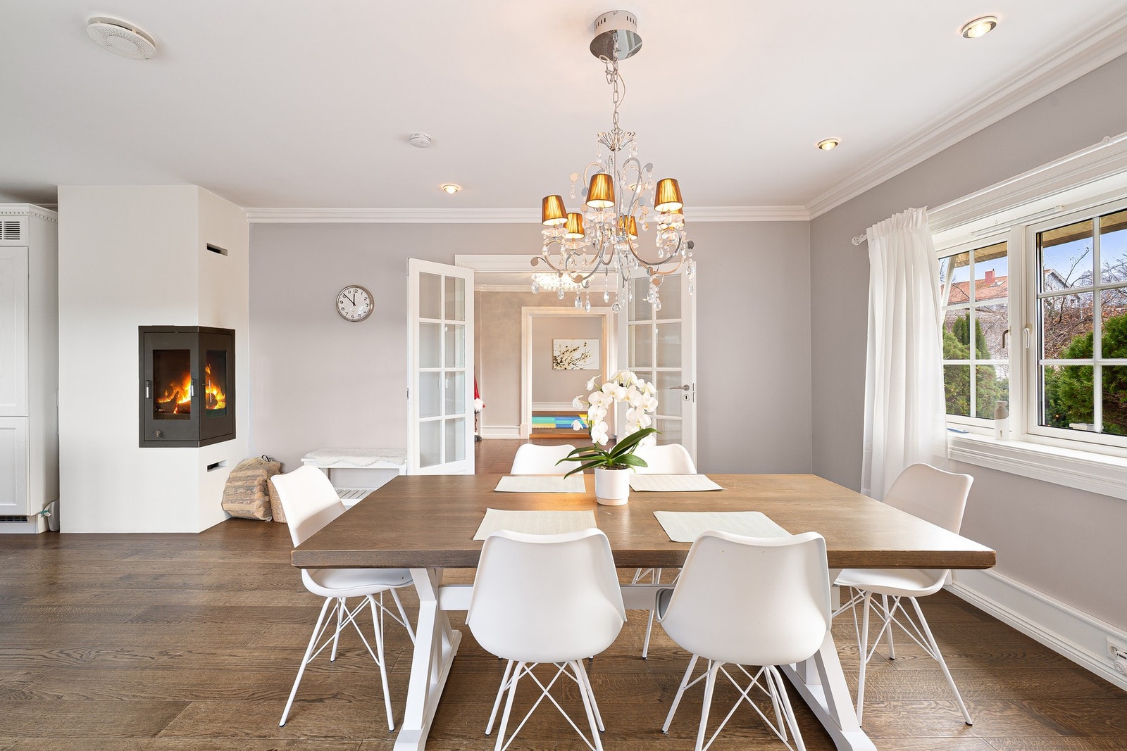 Vedfyring som bidrar til økonomisk oppvarming og hyggelig atmosfære i boligen. Galleribilde