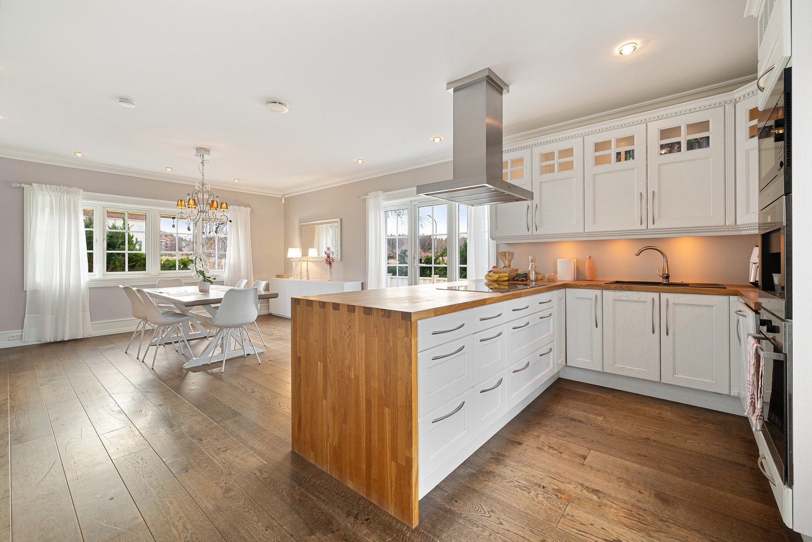 Delikat kjøkken med god arbeidsområde, integrerte hvitevarer og gjennomgående lyse flater. Galleribilde