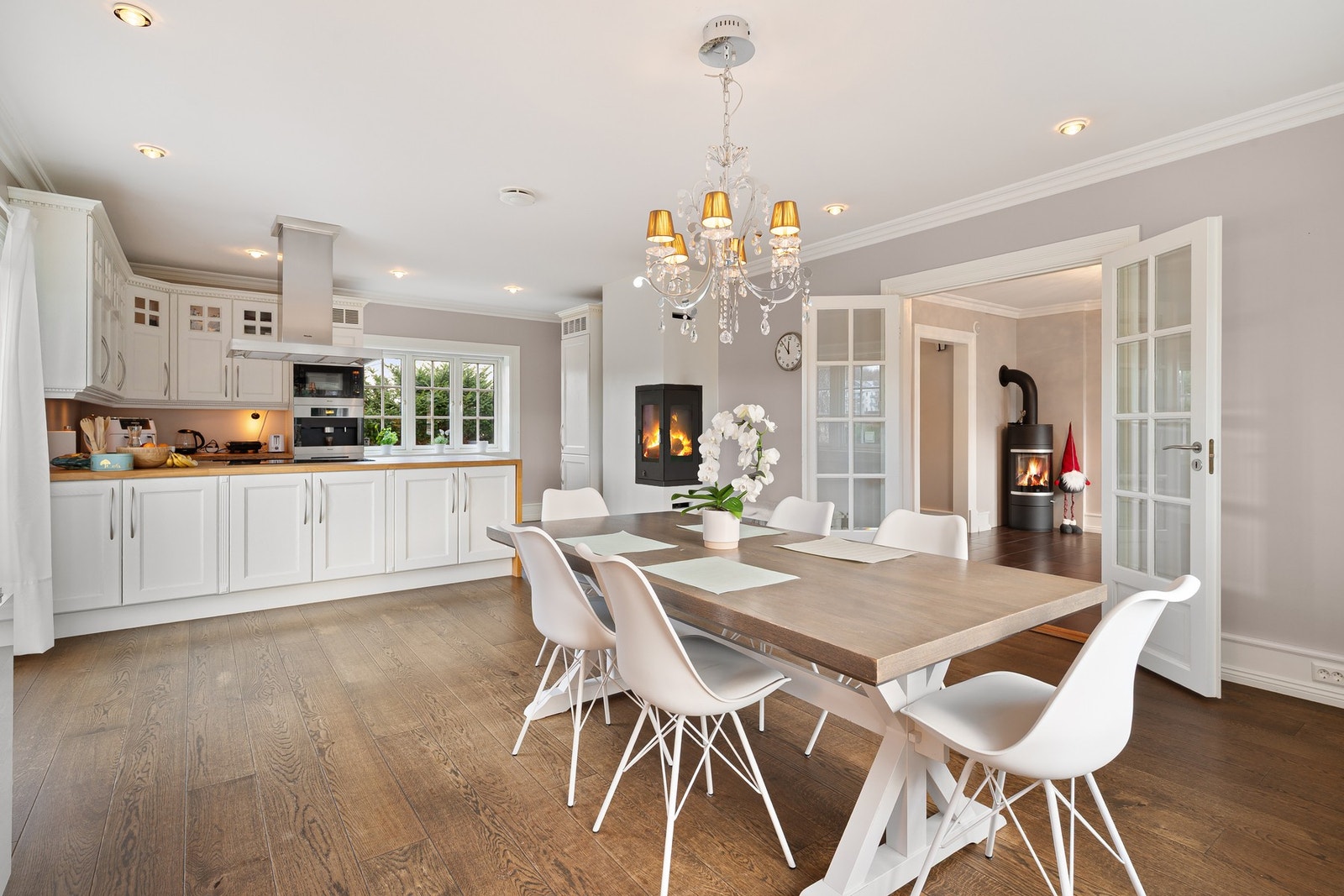 Stort kjøkken med åpen overgang til stue, fine detaljer og plass til langbord for familie og gjester. Galleribilde