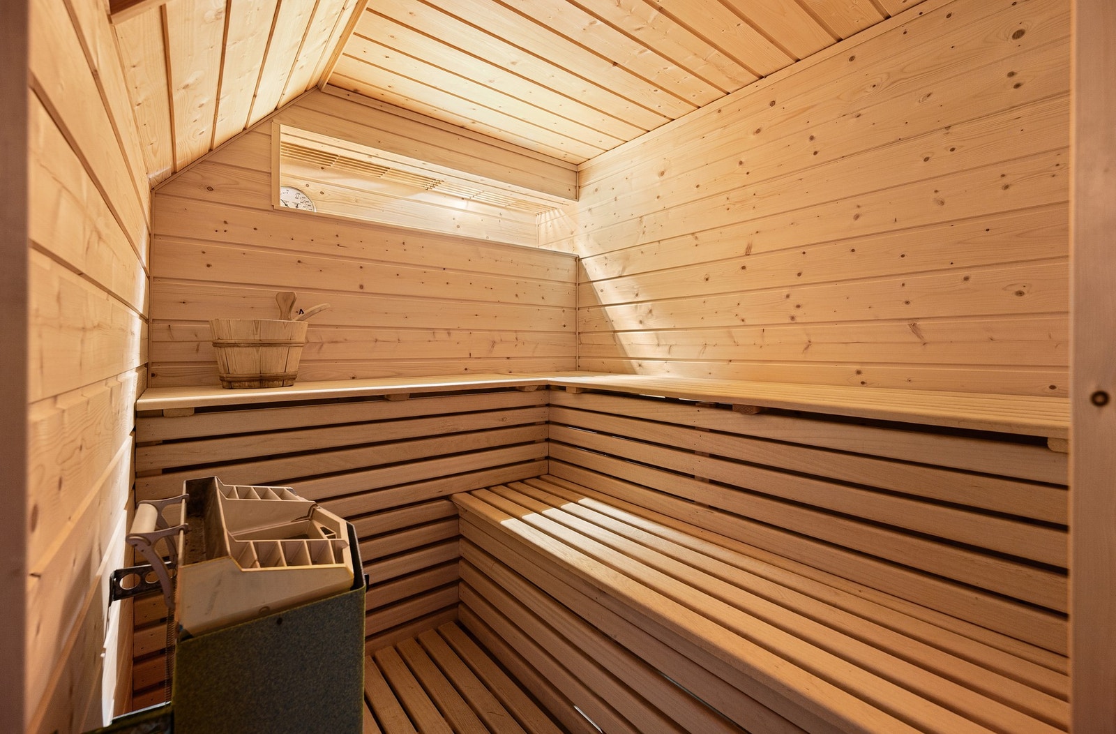 Klassisk badstue i tre, med vindu som gir lys og en deilig atmosfære. Galleribilde