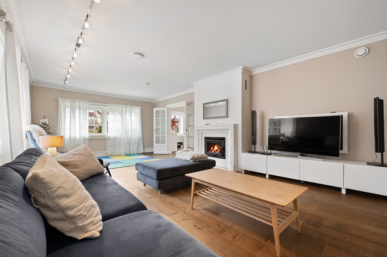 Stor og behagelig stue som er lett å innrede med flere sittegrupper. Galleribilde