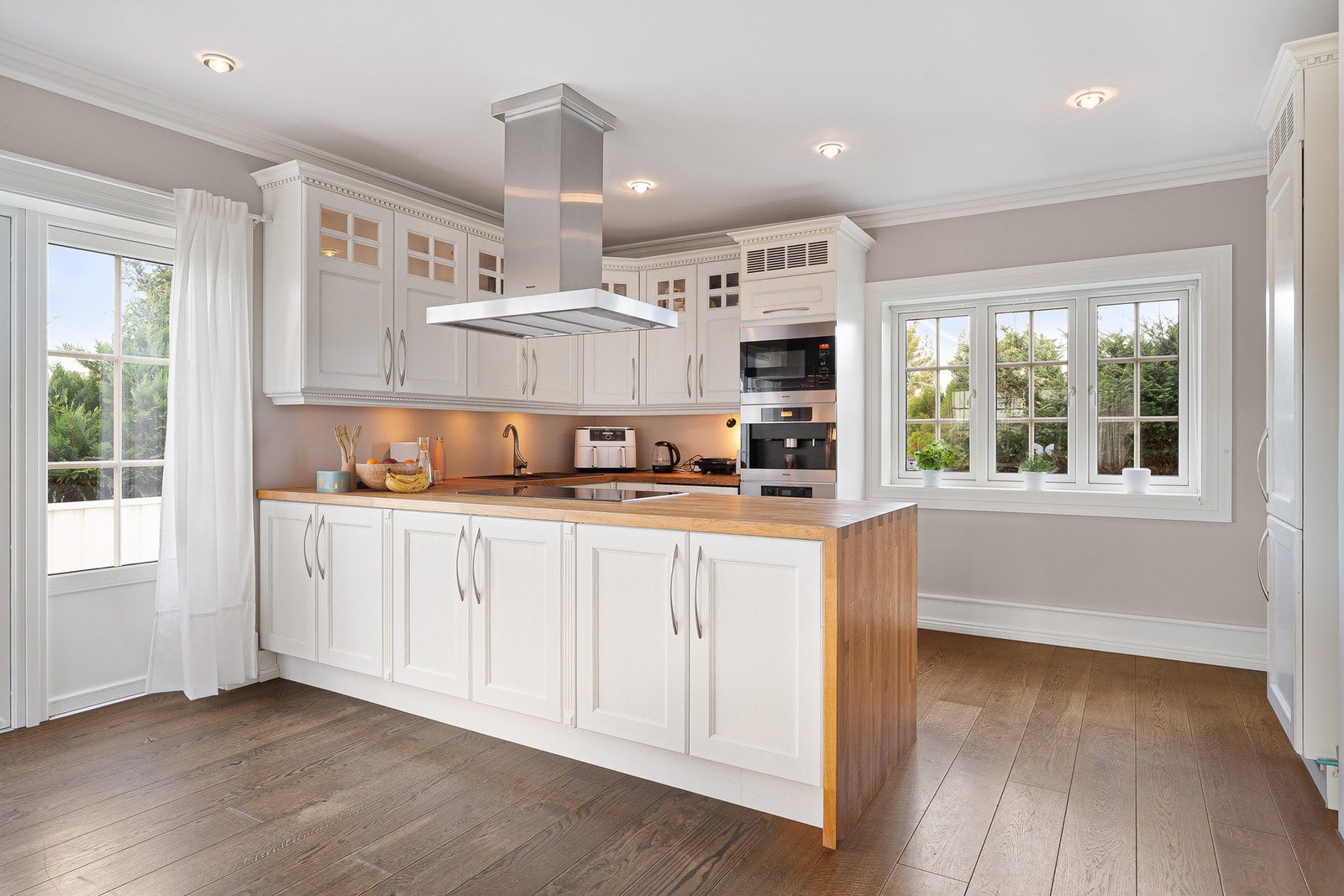 Kjøkkenet ble oppusset i 2009 og har profilerte fronter og heltre benkeplater. Galleribilde