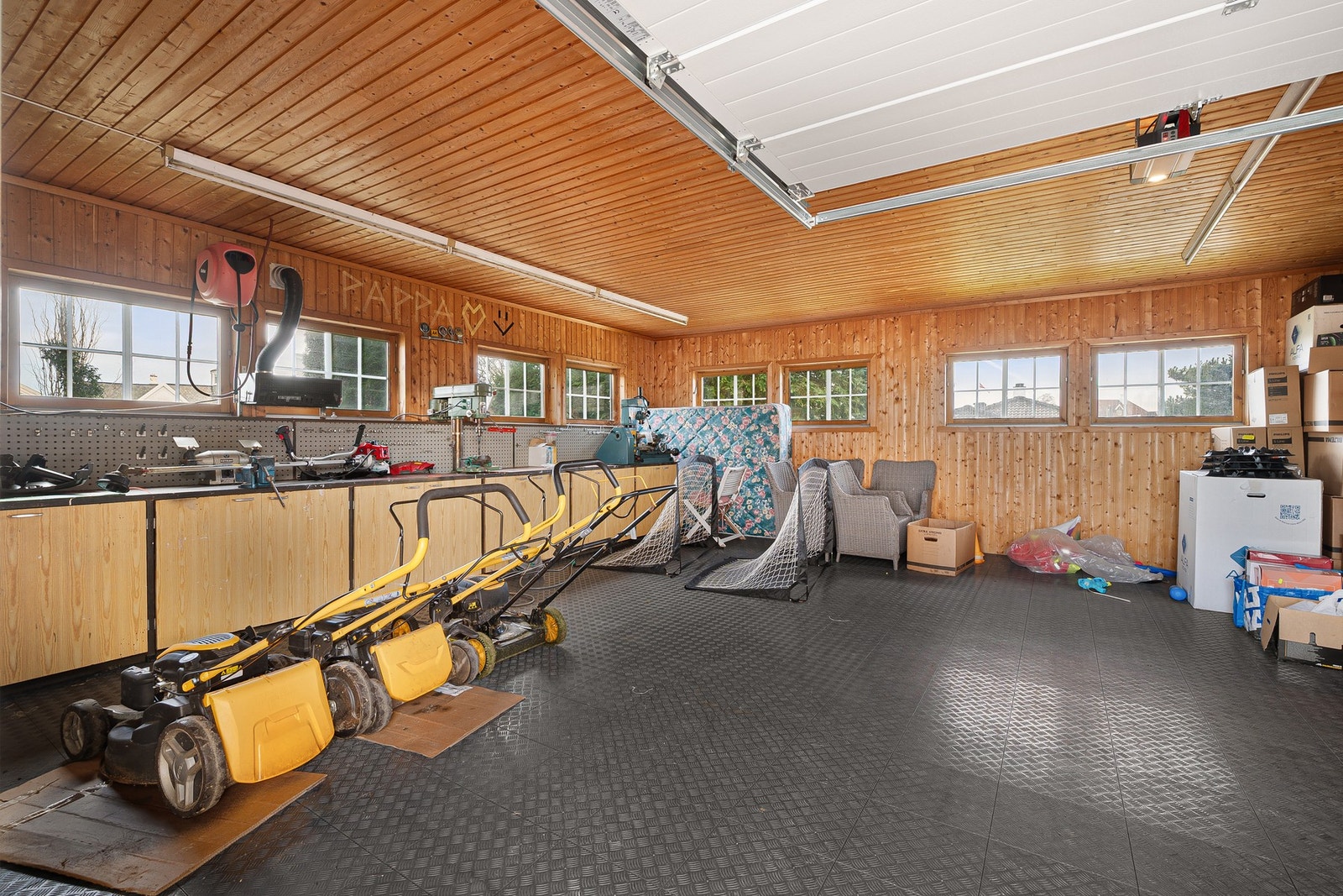 Praktisk verksted/bod i garasjen. Galleribilde