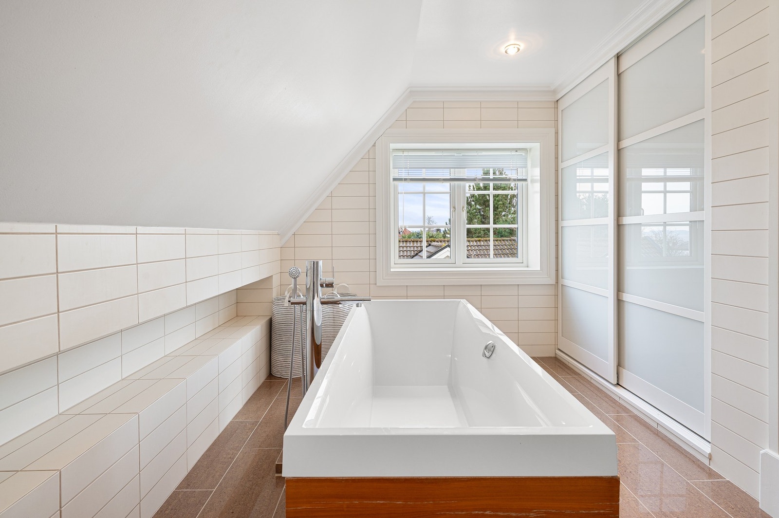 Velutnyttet baderom med badekar, god romfølelse og naturlig lys fra vinduet. Galleribilde