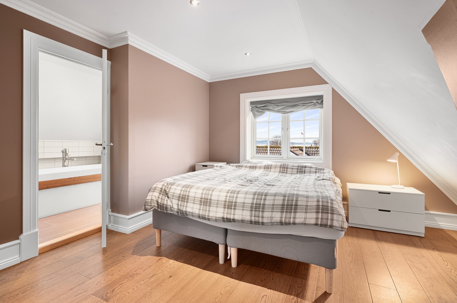 Lyst og innbydende hovedsoverom med god plass og adkomst til bad. Galleribilde