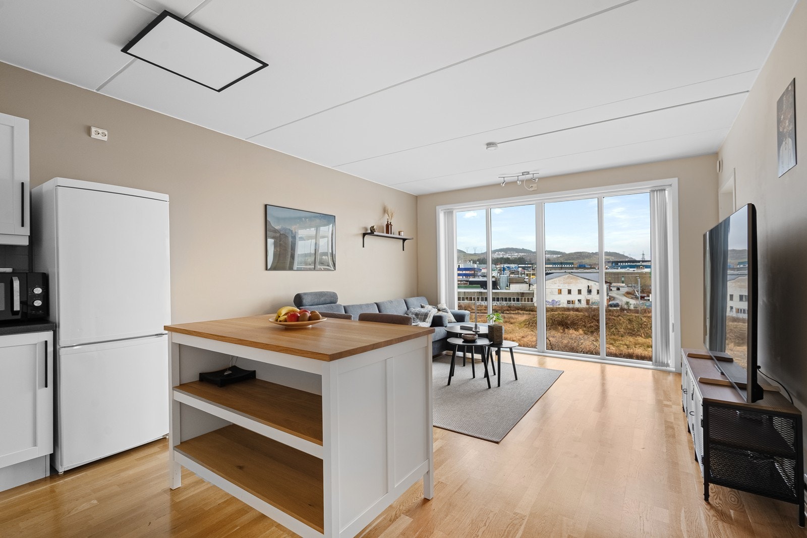 Leiligheten har en åpen kjøkken- og stueløsning. Galleribilde