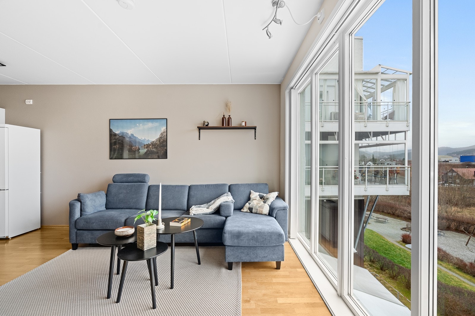 Stuen oppleves lys og innbydende med milde, rolige farger. Galleribilde