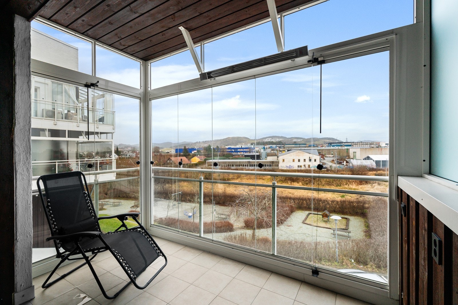 Stuen har utgang til en innglasset balkong med en praktisk terrassevarmer. Galleribilde