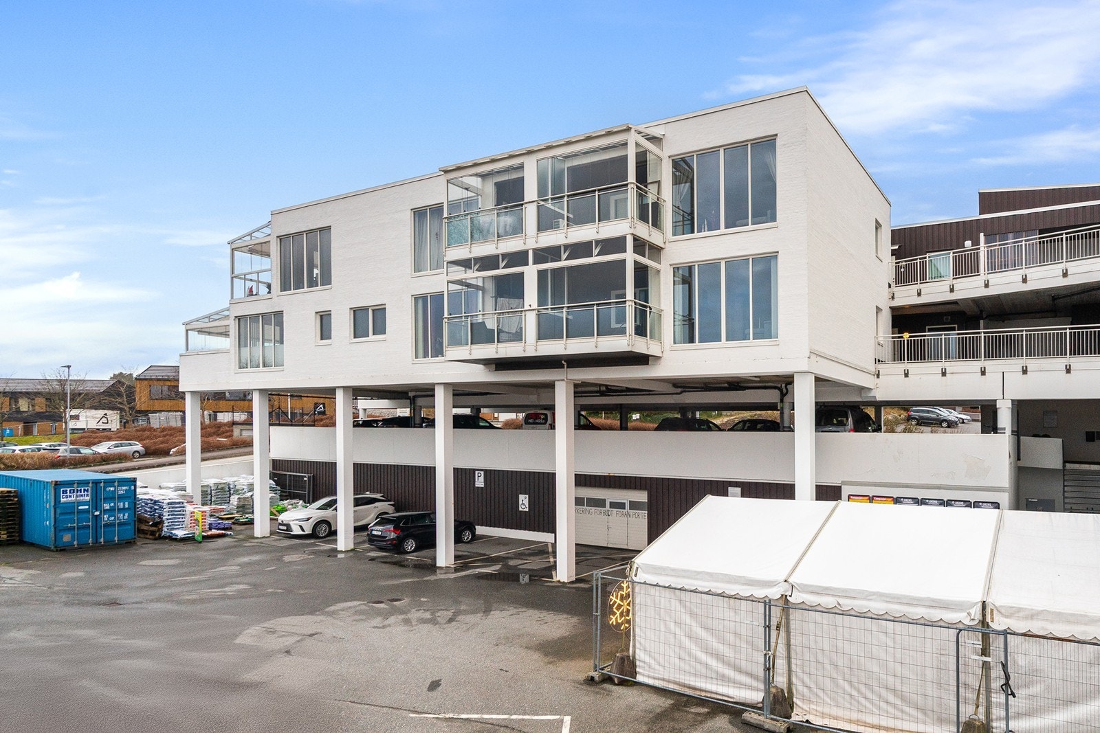 Området har et godt utvalg av butikker og servicetilbud. Galleribilde