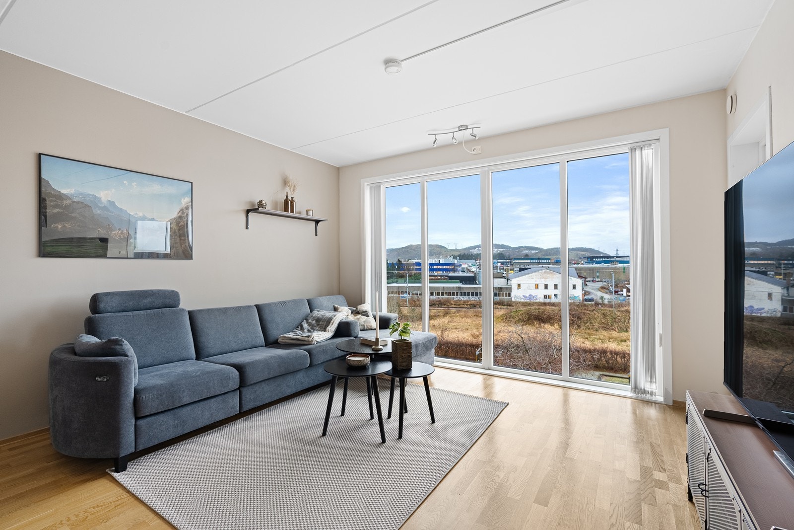 Leiligheten har store vinduer som slipper inn rikelig med lys. Galleribilde