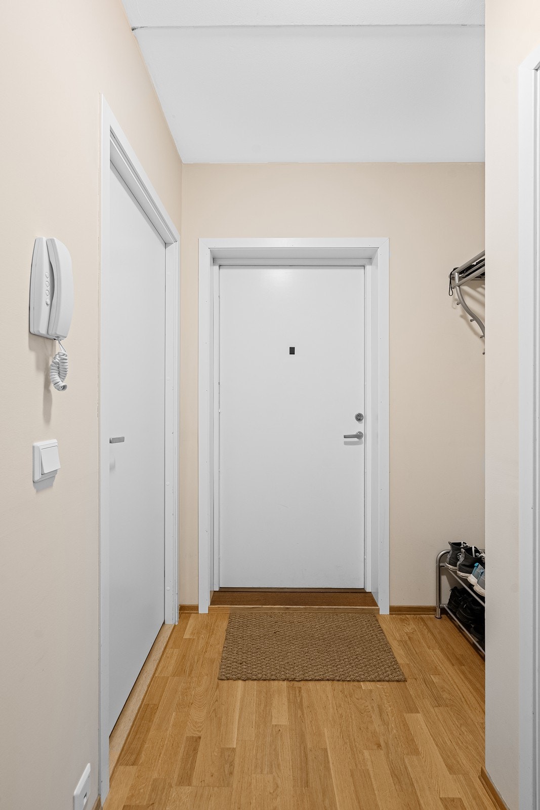 Velkommen inn! Entré med akkurat nok plass til å henge fra seg klær. Fra entréen er det direkte tilgang til soverom, bad og bod. Galleribilde