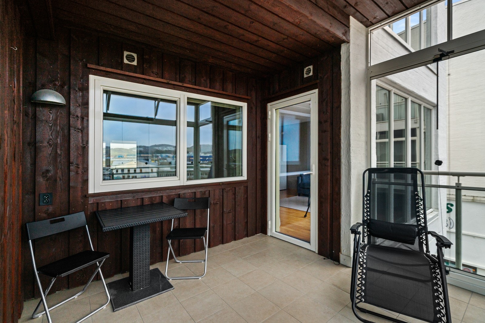 Balkongen gir plass til både bord, stoler og avslapning. Galleribilde