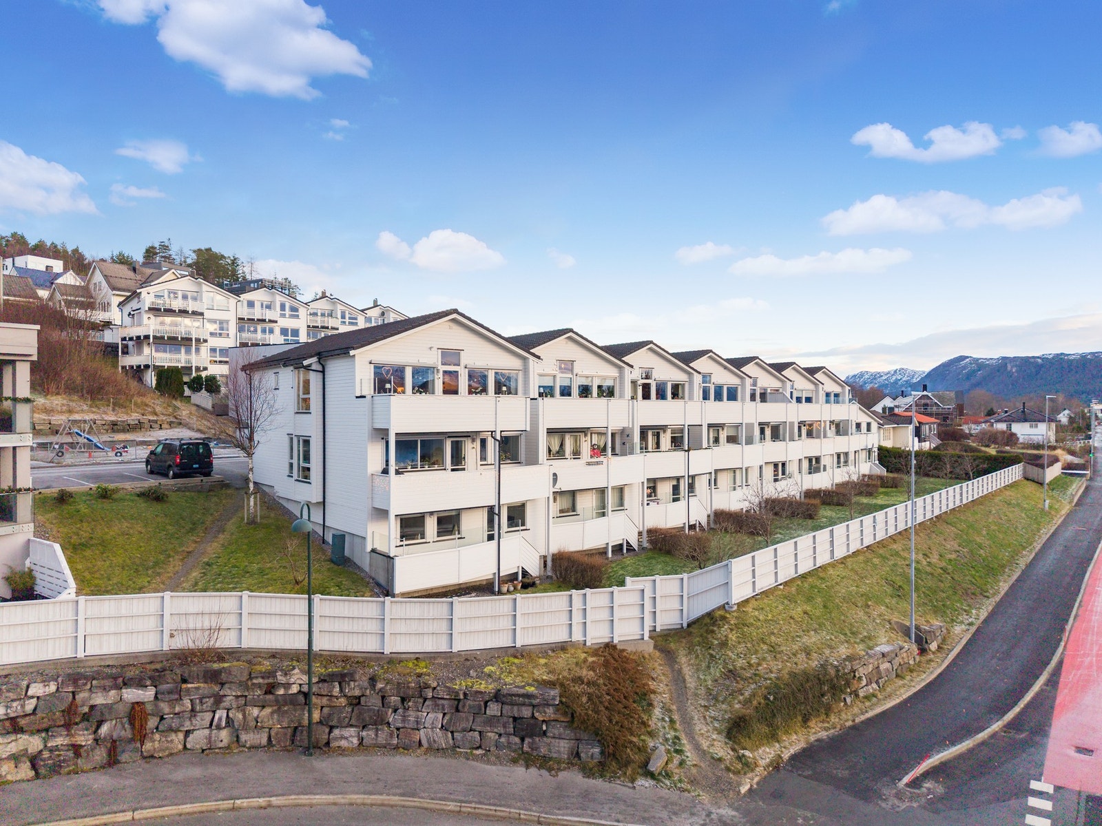 Hansmarka 30 finner du som bolig nr 4 fra høyre. Det er for øvrig enkelt å spasere til Moa herfra. Galleribilde