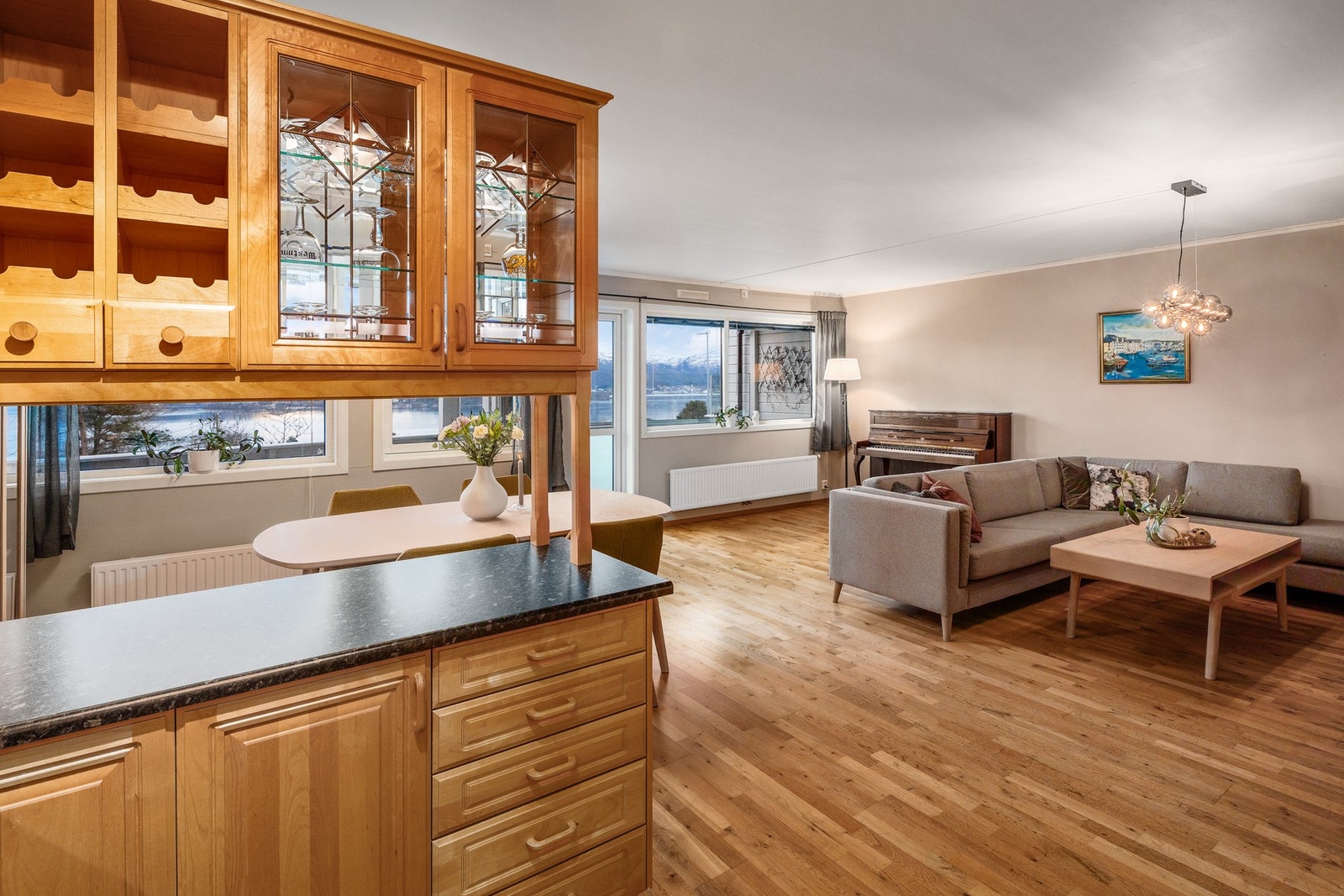 Stue og kjøkkenløsning har fasade mot syd og her finnes også utgang til terrasse. Galleribilde