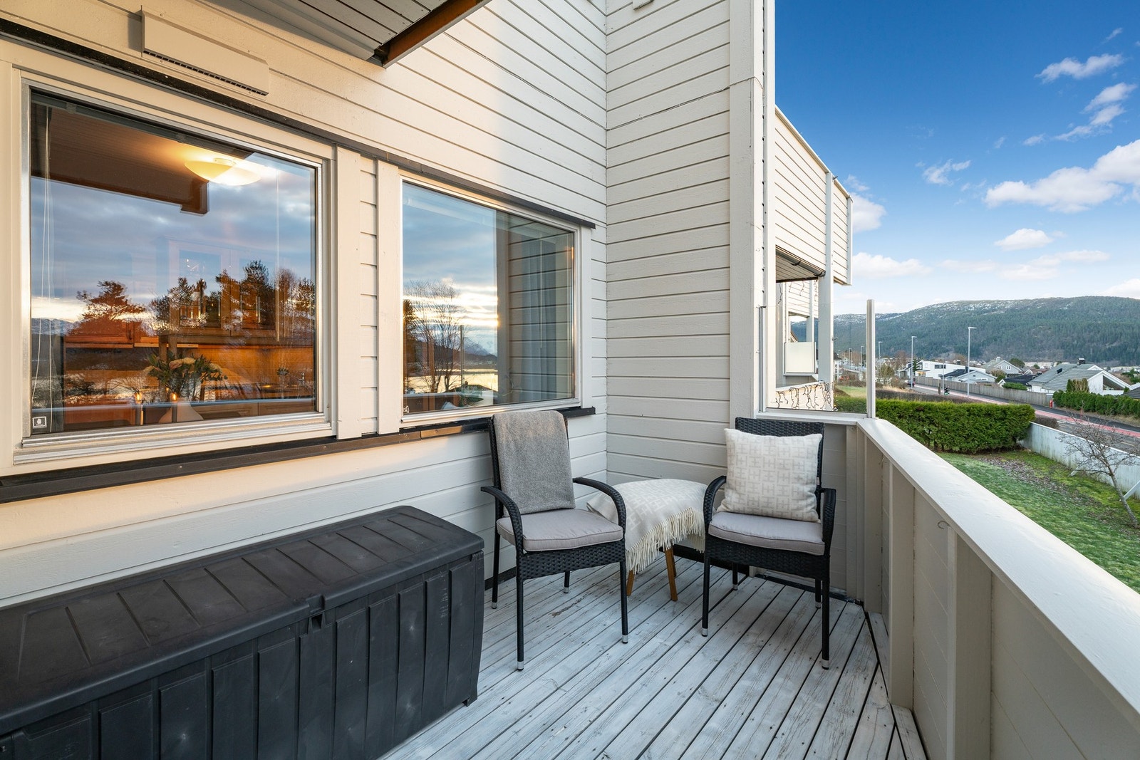 Tenk å ha mulighet til å sette seg ut for å nyte fineværet, både i hovedetasjen og i underetasjen. Det kan du i Hansmarka 30. Galleribilde