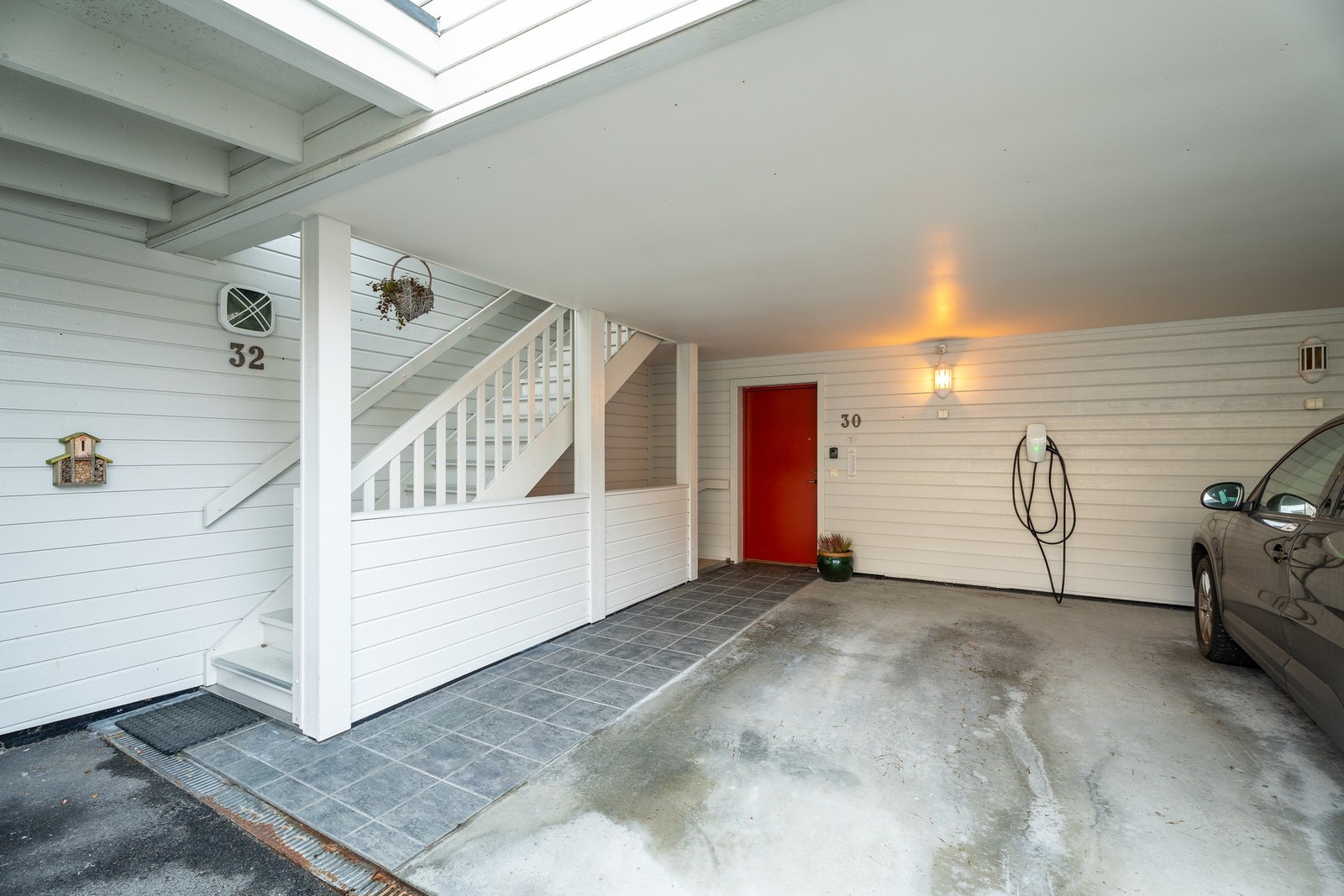 For en drøm å kunne parkere bilen i carport, og det rett ved inngangsdøra. Legg merke til elbil- lader Galleribilde