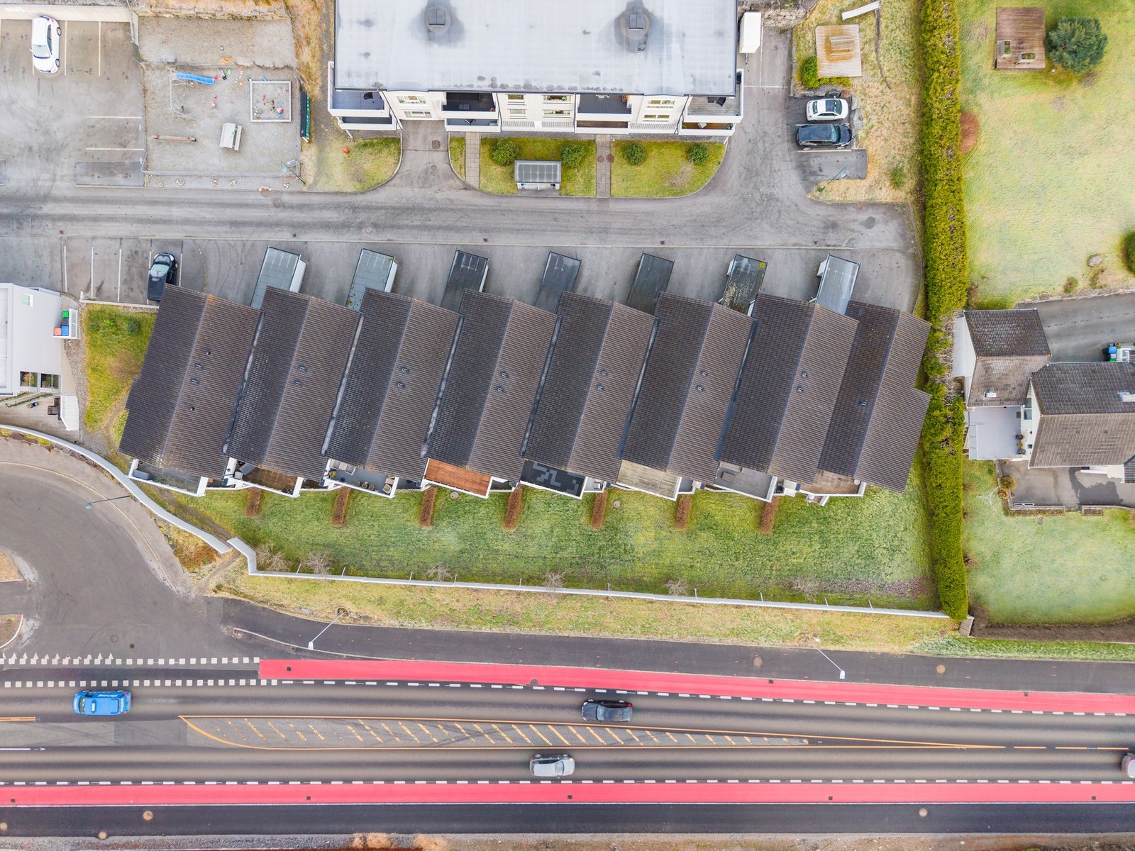 Gjesteparkering finnes både vest for boligene og 3 plasser på oppsiden mot øst. Galleribilde