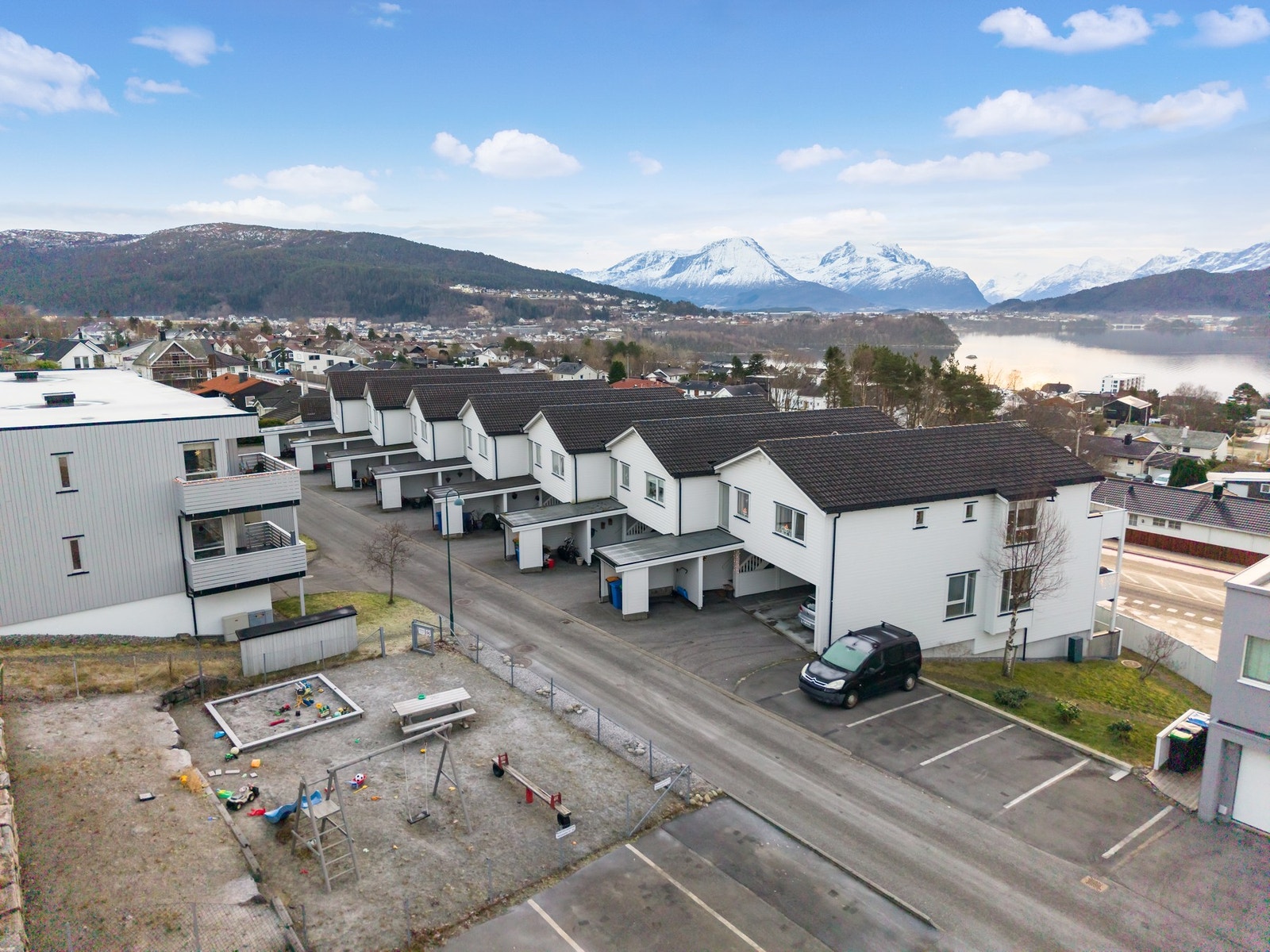 I gata finnes det både gjesteparkering og en lekeplass. Galleribilde