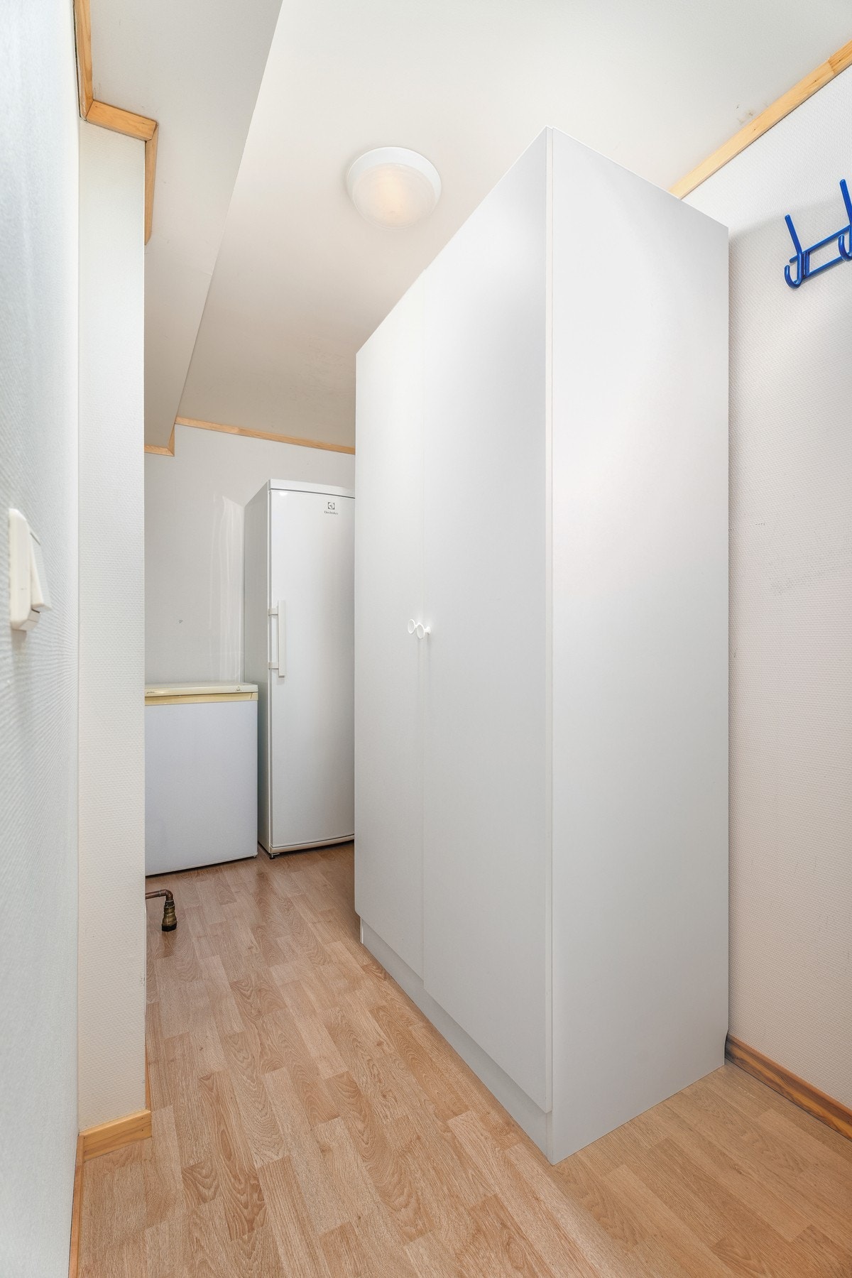 Lagringsbod i underetasje som har plass til fryseskap, garderobeskap og om du vil montere egne hyller her så lar det seg selvsagt gjøre. Galleribilde