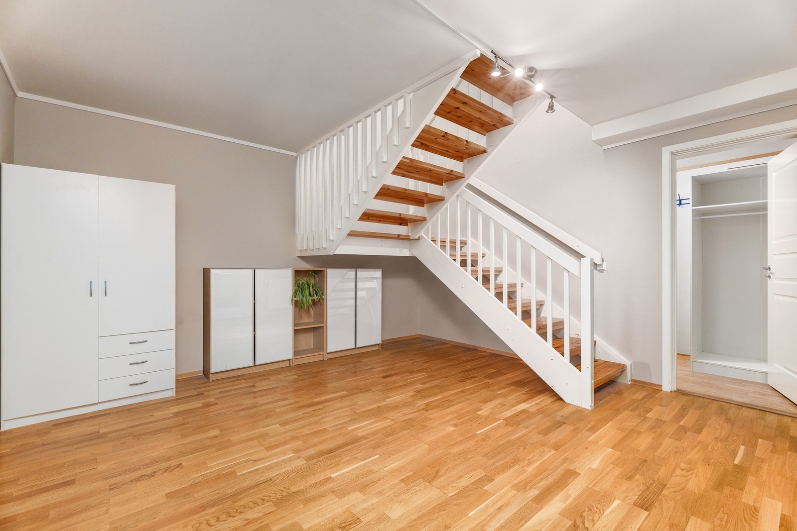 I underetasjen har du mye plass i hallen, her kan du potensielt innrede med sofagruppe eller lage deg et hyggelig kontor. Galleribilde