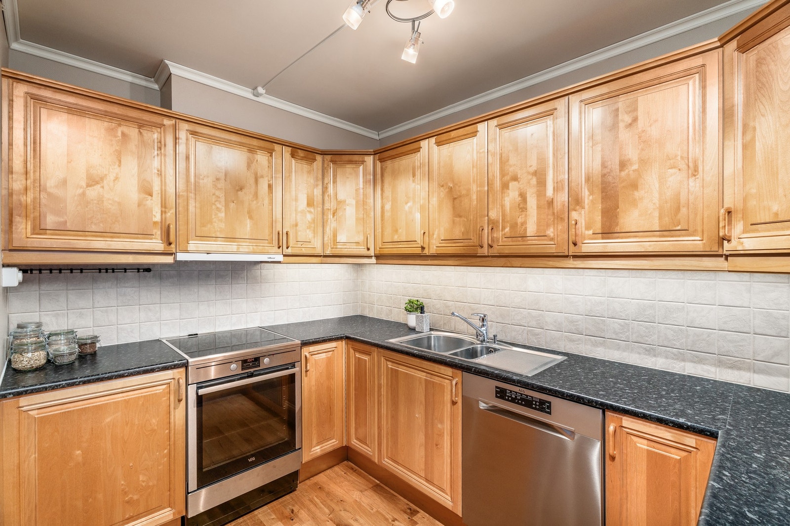 Kjøkkenet byr på mye god arbeidsplass og oppbevaringsplass. Hvitevarer medfølger i handelen. Galleribilde