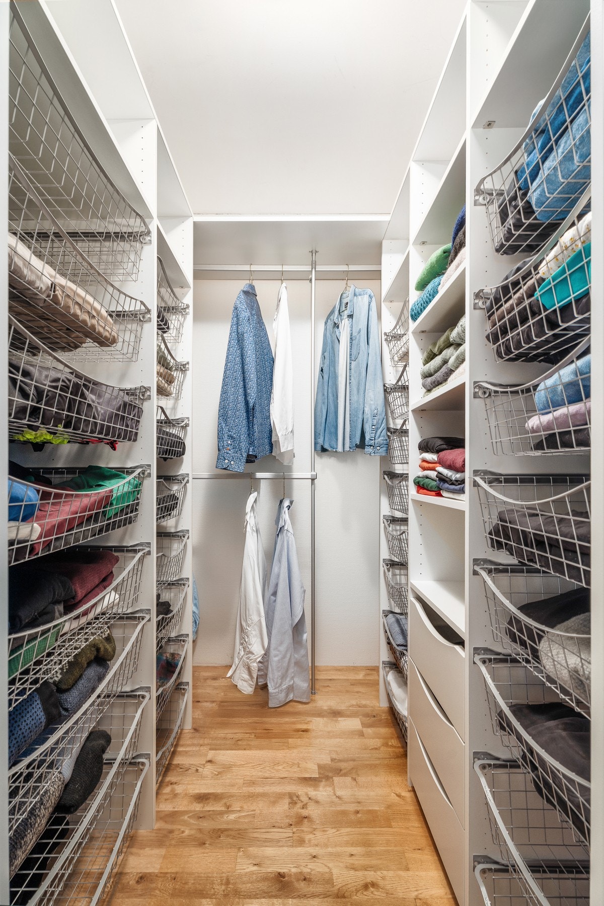 Walk-in garderoben gir deg mulighet til å holde orden på både vinter og sommerantrekket. Galleribilde