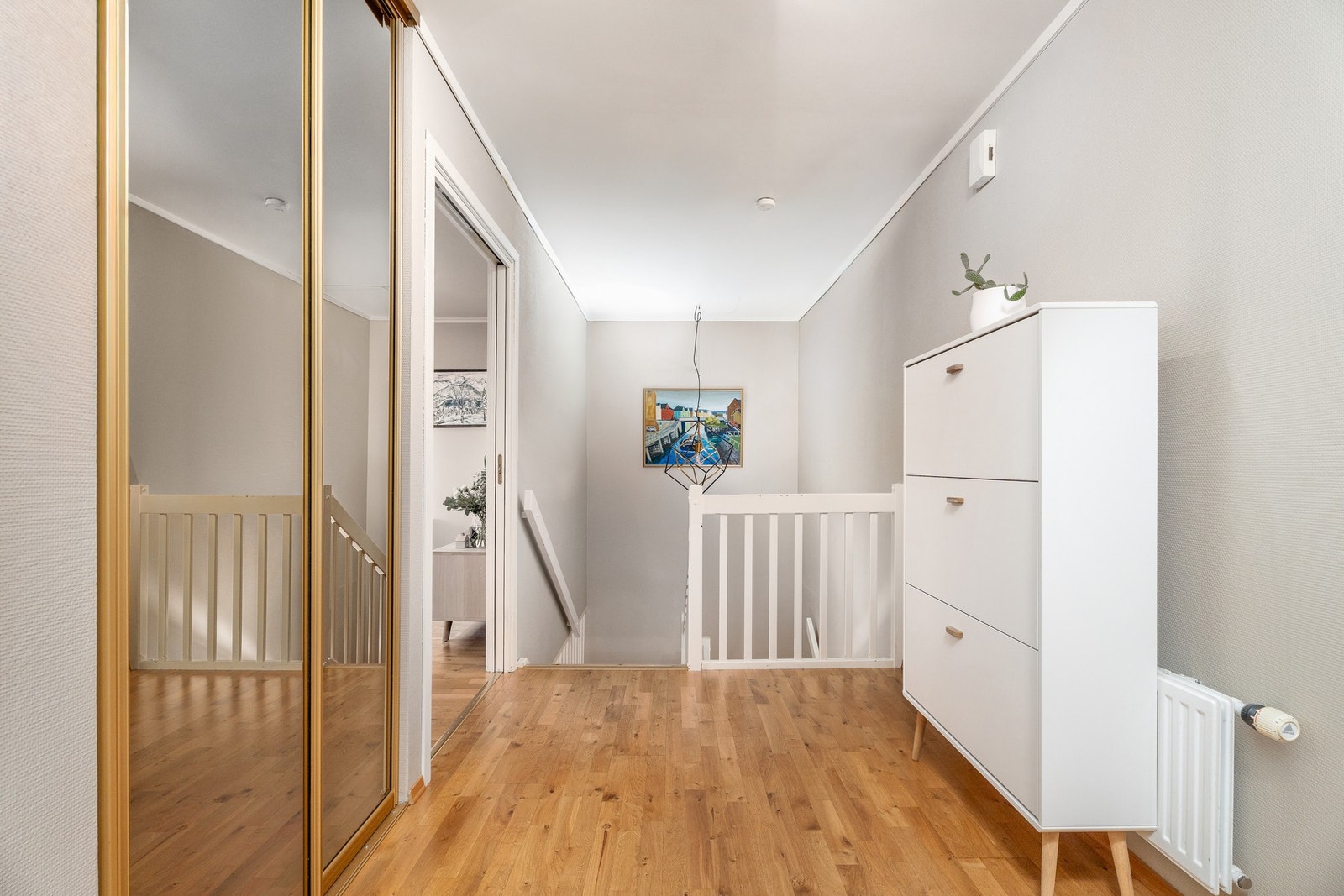 I gangen er det skyvedørsgarderobe. Legg også merke til at du kan stenge av med skyvedør ut til entréen. Galleribilde