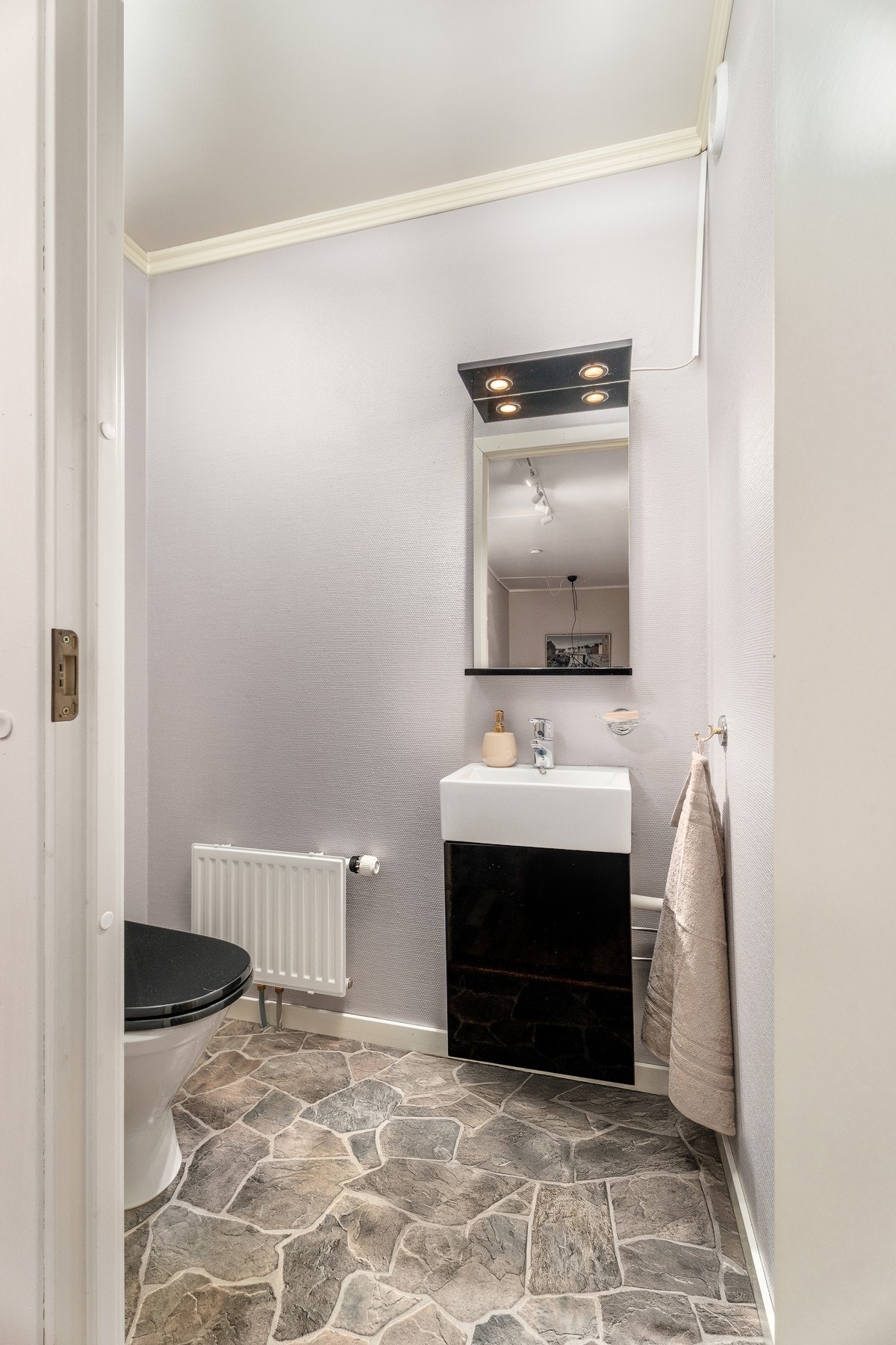 I hovedetasjen har du praktisk gjestetoalett, mens hovedbadet er i samme etasje som soverommene. Galleribilde