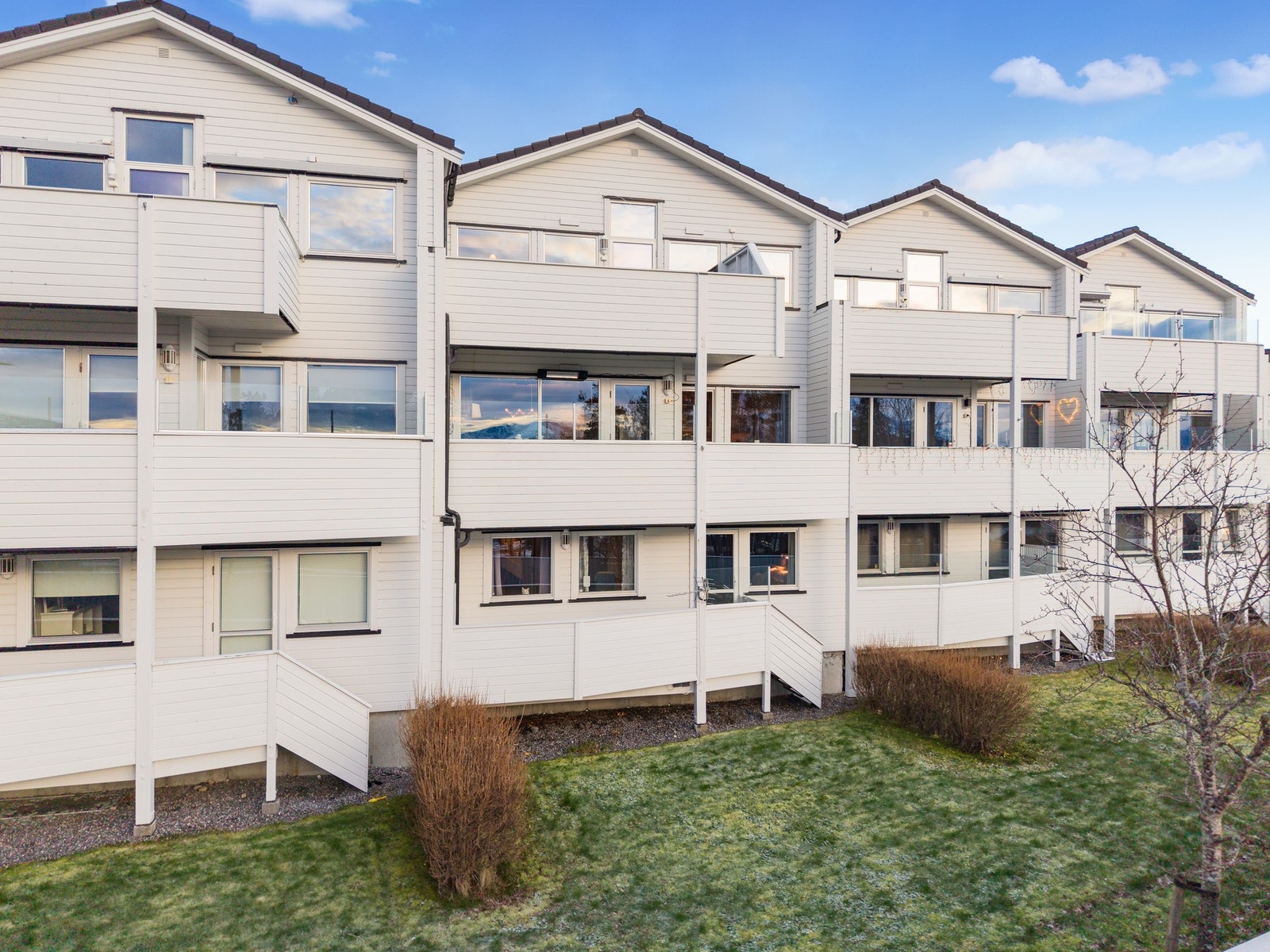 Boligen går over to plan, her fasade mot sør, veranda i begge etasjene (1. og 2. etasje ) Galleribilde