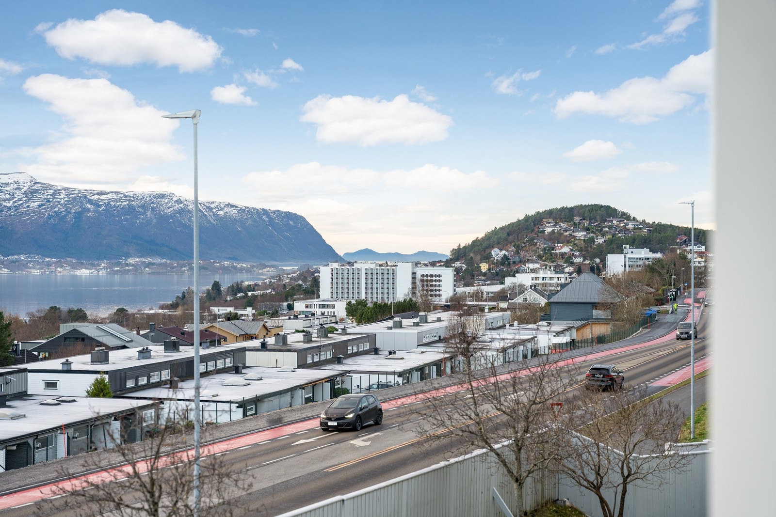 Området har nye og flotte sykkelstier langs vegen, både mot øst og vest. Galleribilde