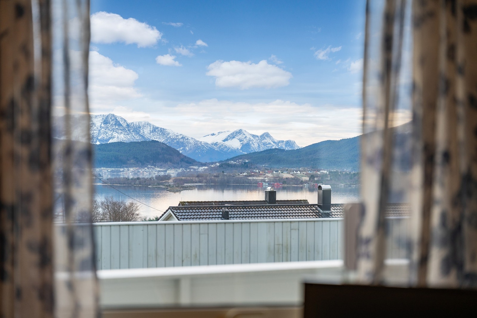 Utsikt mot Borgundfjorden og fjelltoppene. Dette er den utsikten man sjeldent eller aldri blir lei av. Galleribilde