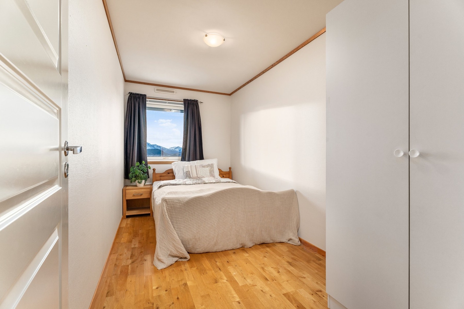 Boligen har tre soverom, alle med vindu mot sør og med fin utsikt. Galleribilde