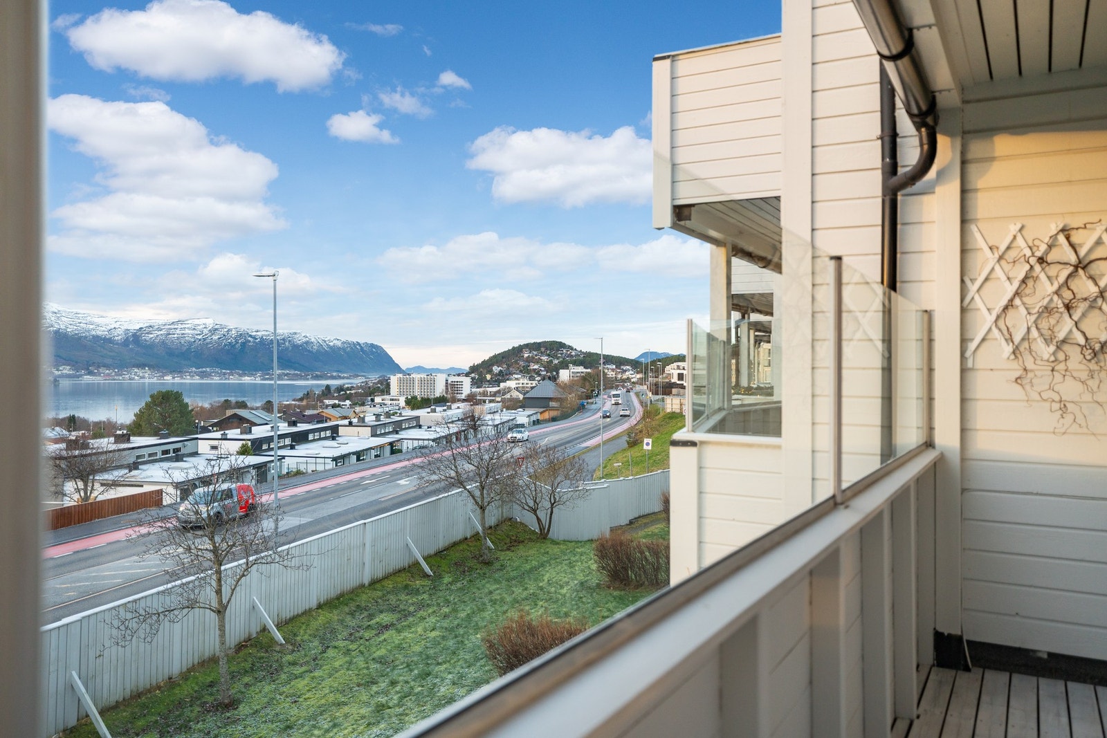 Utsikt mot vest fra verandaen. Galleribilde