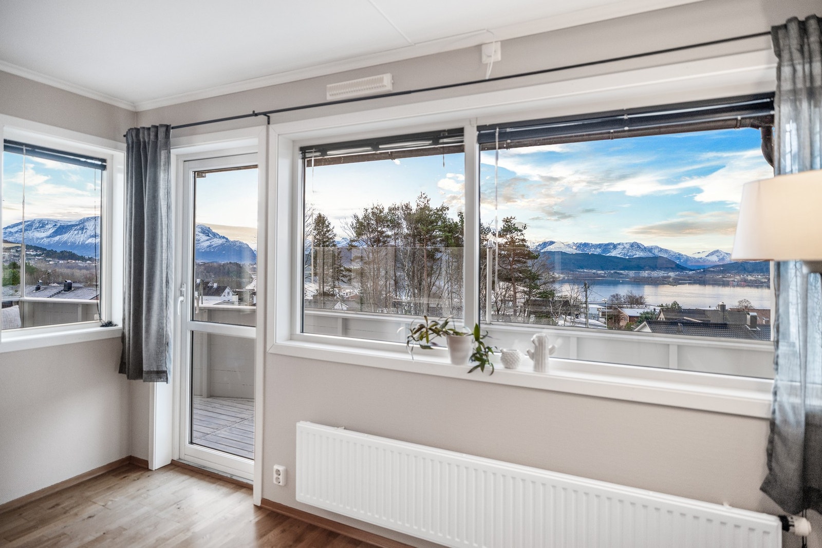 Legg merke til at på verandaen er det glass over rekkverket i treverk, her beholder du den flotte utsikten men har samtidig lun beskyttelse for vind Galleribilde