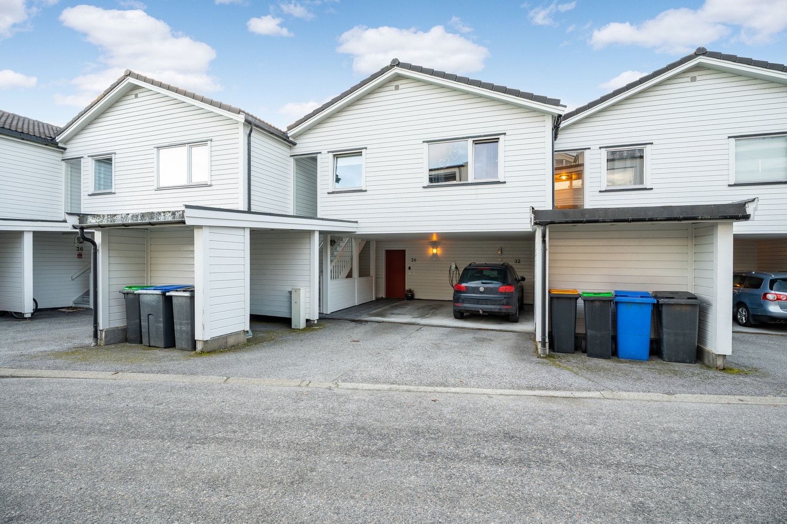 Koselig bebyggelse i gate uten gjennomgangstrafikk. Og ikke minst, trappefri adkomst. Galleribilde