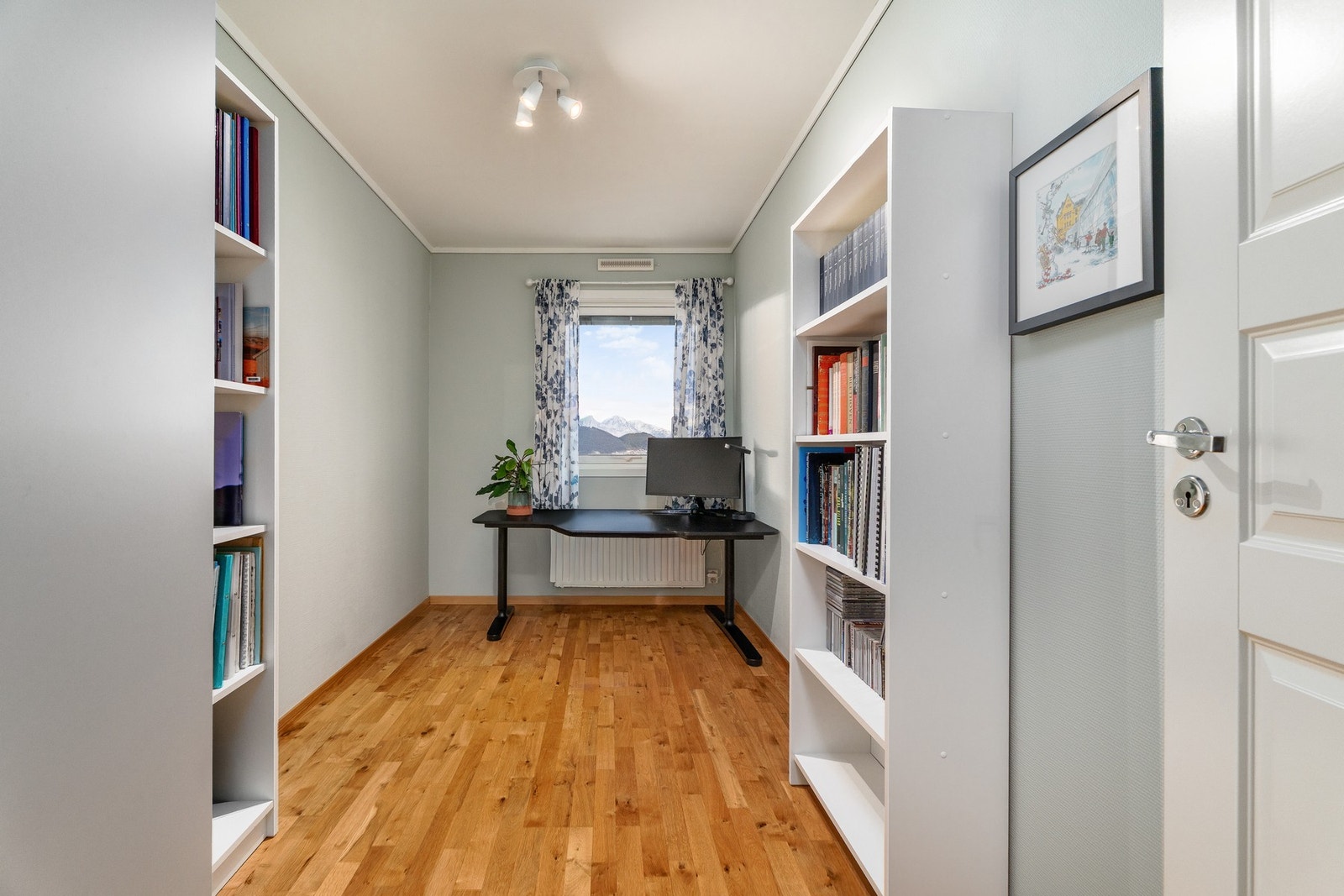 Dette soverommet brukes i dag som selgers kontor. Legg merke til flott utsikt til tross for at man er i første etasje. Galleribilde